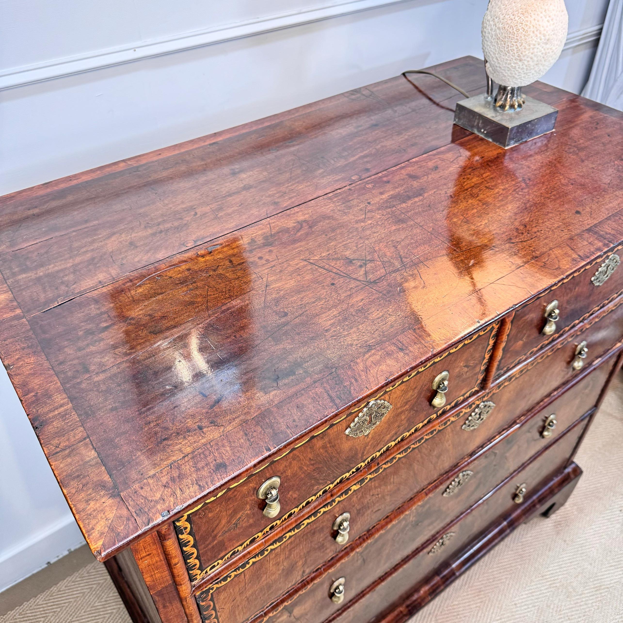 Quercia Cassettiera inglese a intarsio di Giorgio II CIRCA 1730 in vendita