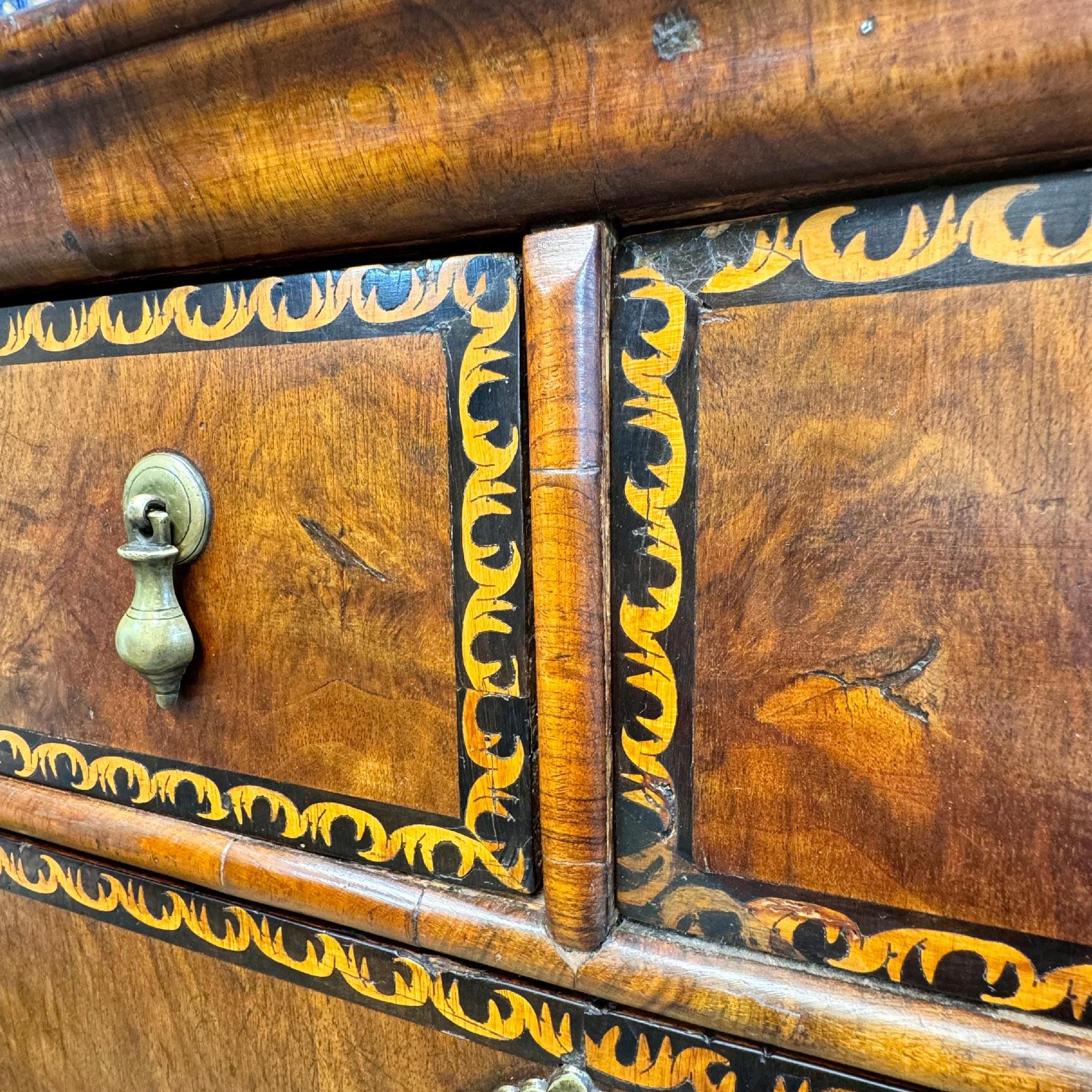Cassettiera inglese a intarsio di Giorgio II CIRCA 1730 in vendita 1