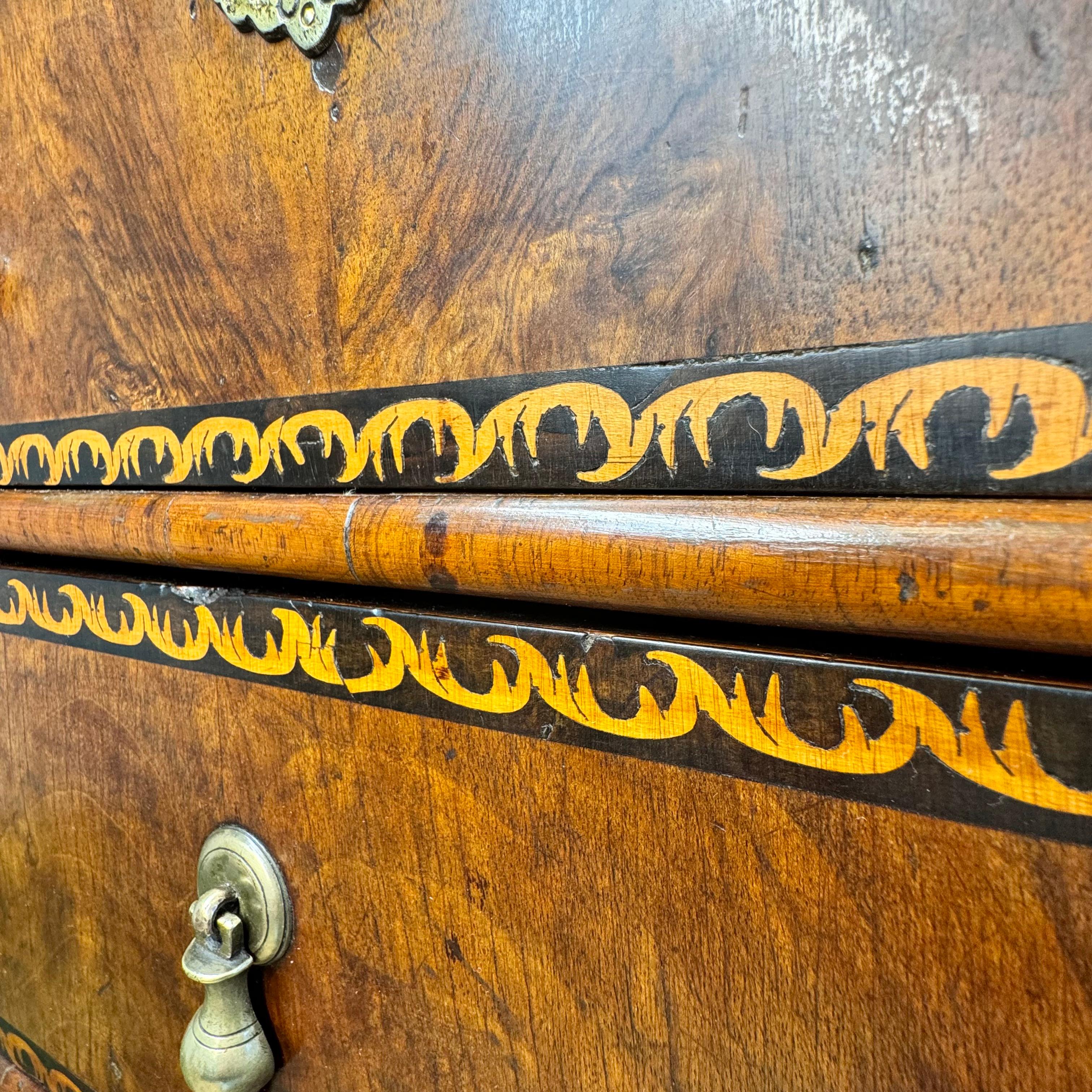 Cassettiera inglese a intarsio di Giorgio II CIRCA 1730 in vendita 2