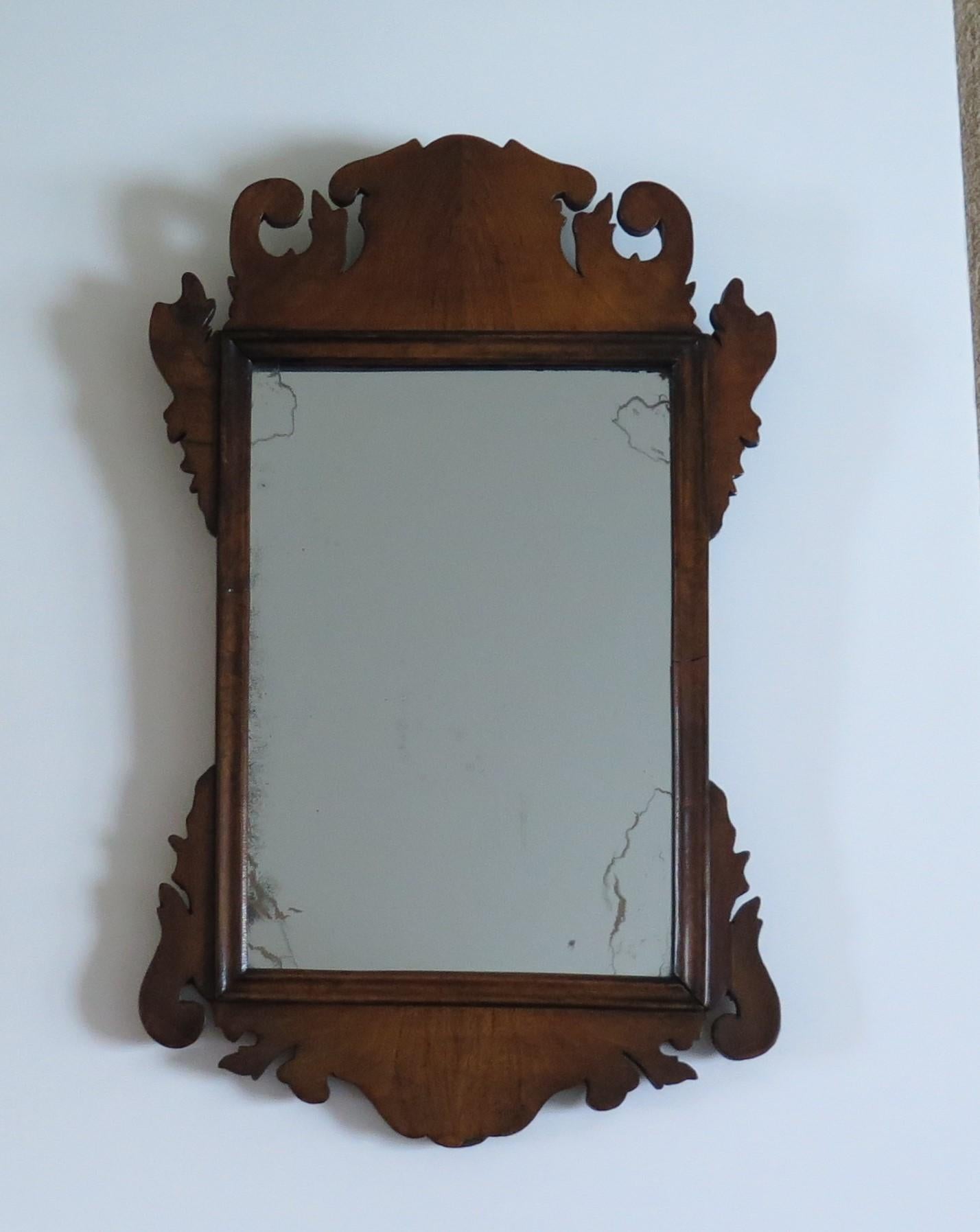 Fait main Miroir mural anglais George II en noyer fretté avec verre d'origine, vers 1750 en vente