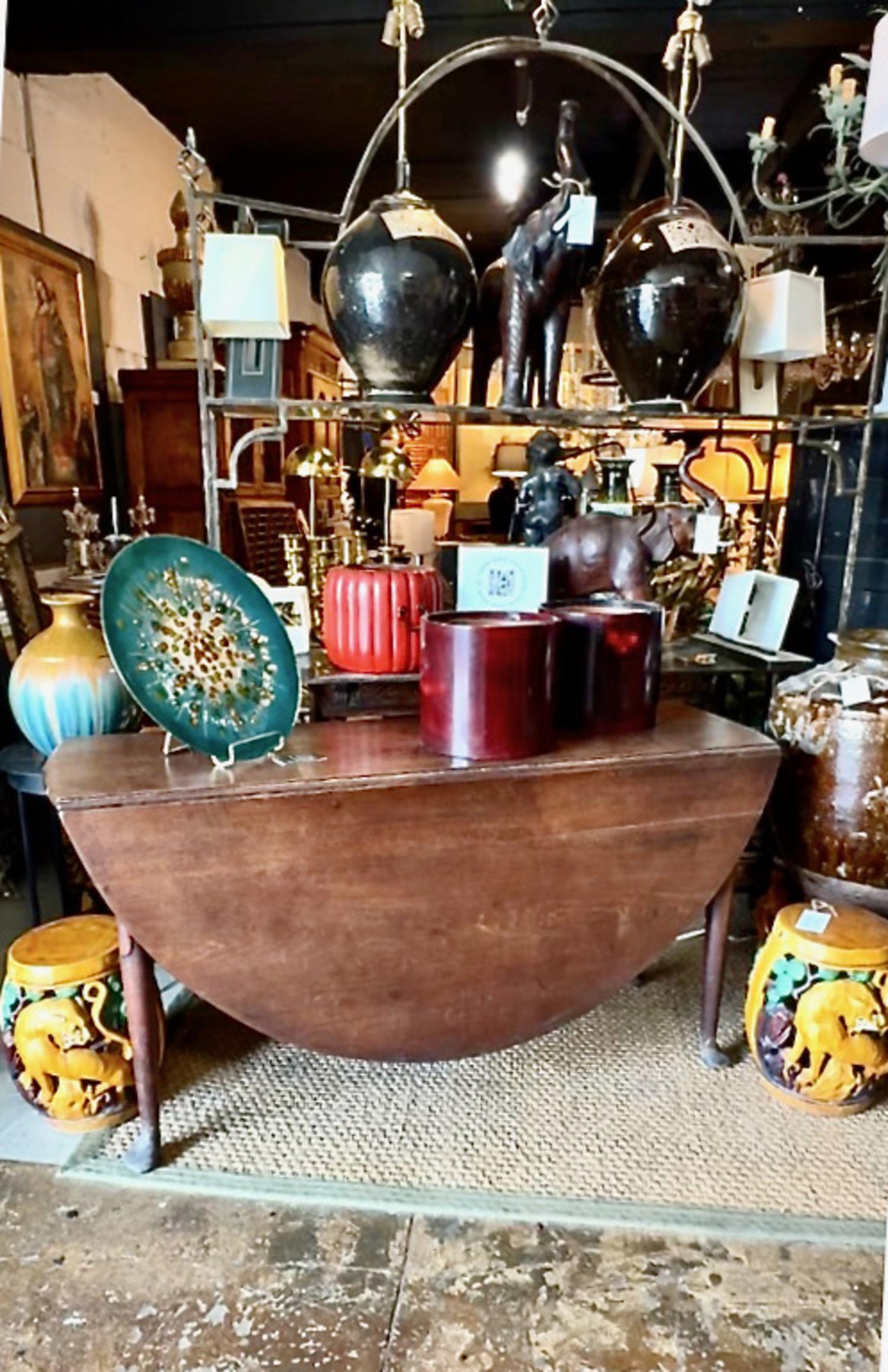 Se trata de una impresionante mesa de comedor George II c. 1730 - 1740 de roble macizo. La mesa se creó hace casi 300 años, durante el reinado de Jorge II (1727 - 1760). La mesa parece completamente original, incluida su antigua superficie. Las