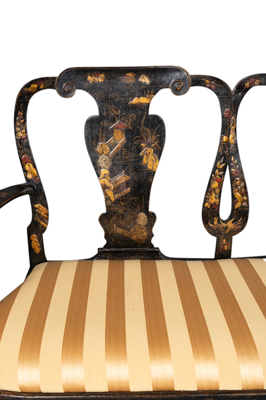 Settee George II dorée et polychrome en laque japonaise Bon état - En vente à Essex, MA