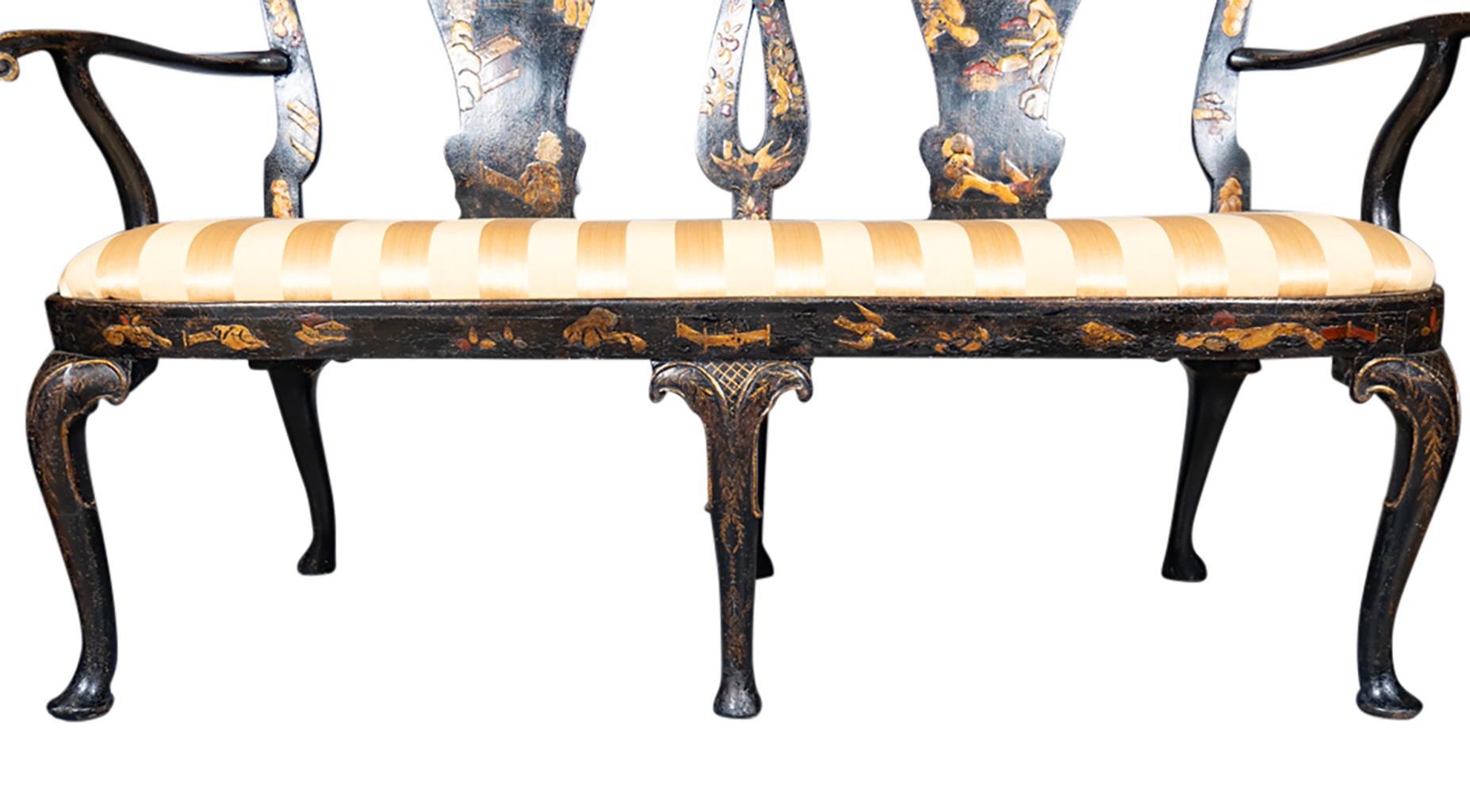 Bois doré Settee George II dorée et polychrome en laque japonaise en vente