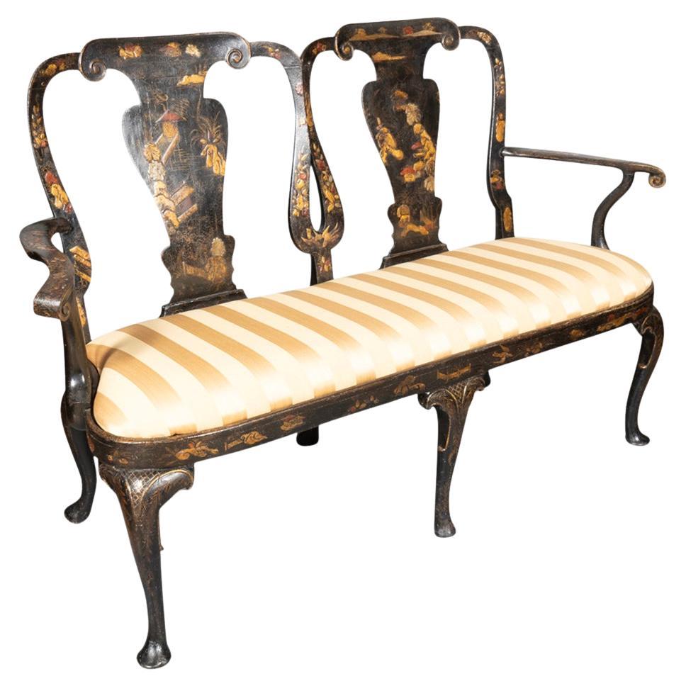 Avec un dossier de chaise double avec des plis vasiformes. Bras à volutes. L'assise est en forme de goutte d'eau et repose sur des pieds en cabriole qui se terminent par des pieds en coussinet. Décoration originale. 