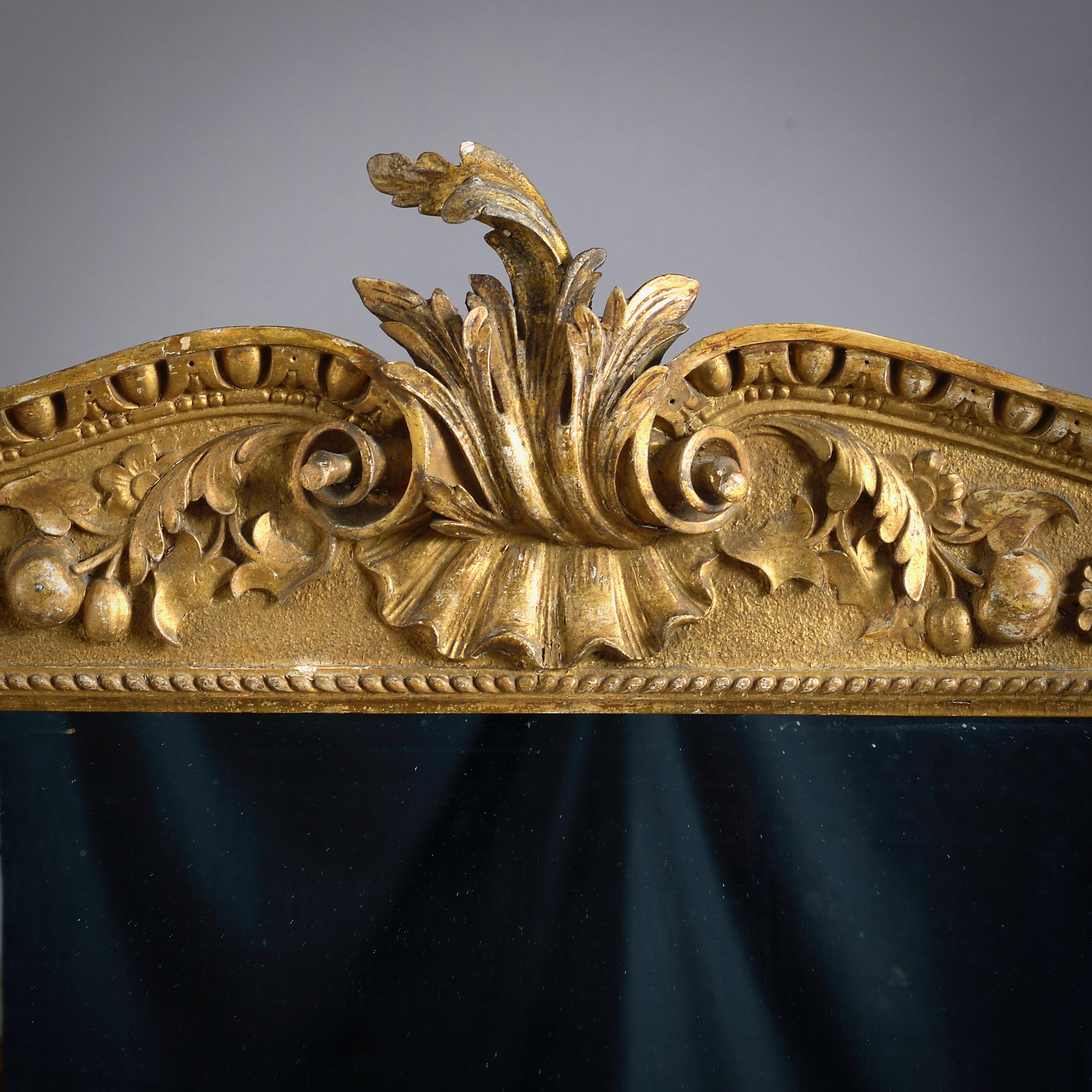 Un beau miroir en bois doré de style George II, à la manière de William Kent, vers 1740.

Avec la dorure d'origine, la plaque est un remplacement du 19ème siècle.