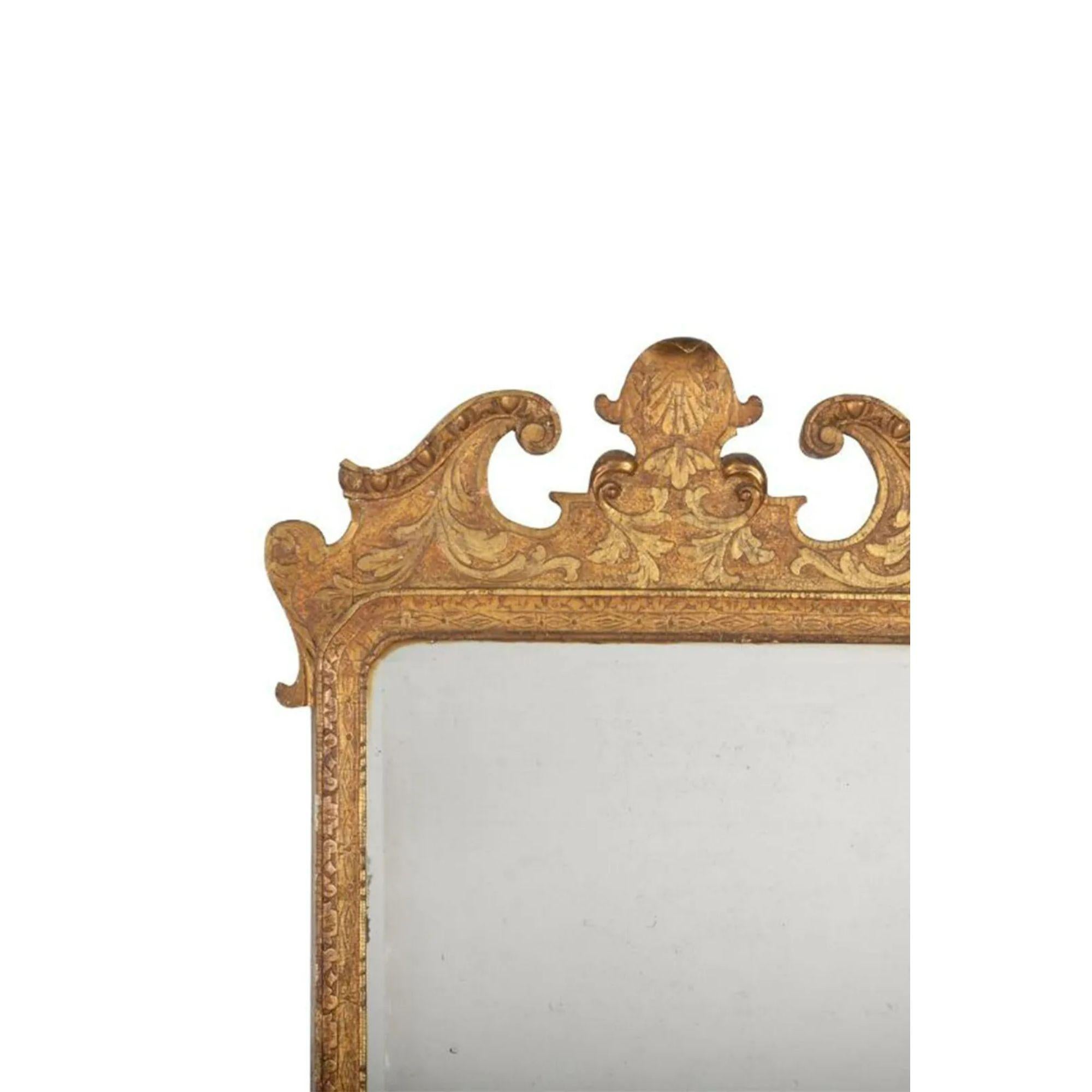 Georg II. Giltwood-Spiegel, um 1735

Die rechteckige, abgeschrägte Platte ist in eine geometrisch geschnitzte Umrandung eingefasst, die von einem akanthusgeschnitzten, gebrochenen Giebel überragt wird, in dessen Mitte sich eine blattförmige