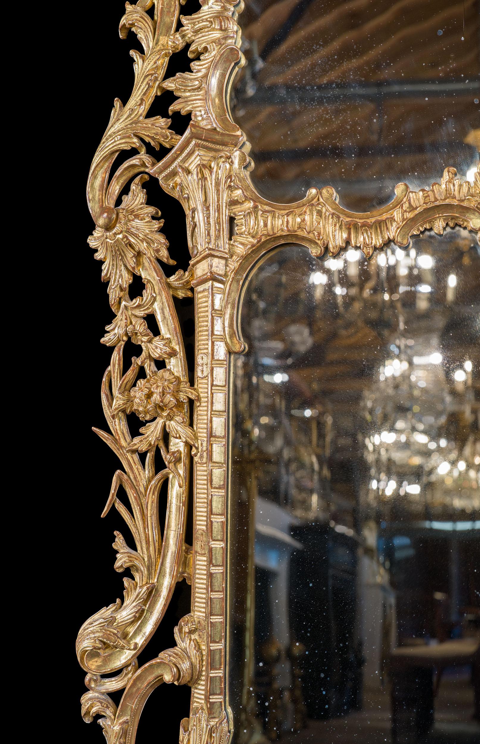 Milieu du XVIIIe siècle Miroir en bois doré à la manière de Thomas Johnson en vente