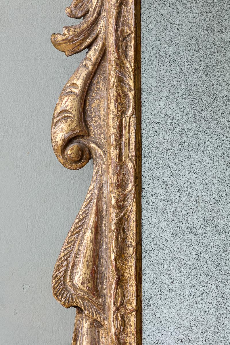 XVIII secolo Specchio in legno dorato di Giorgio II con stemma di cherubino in vendita