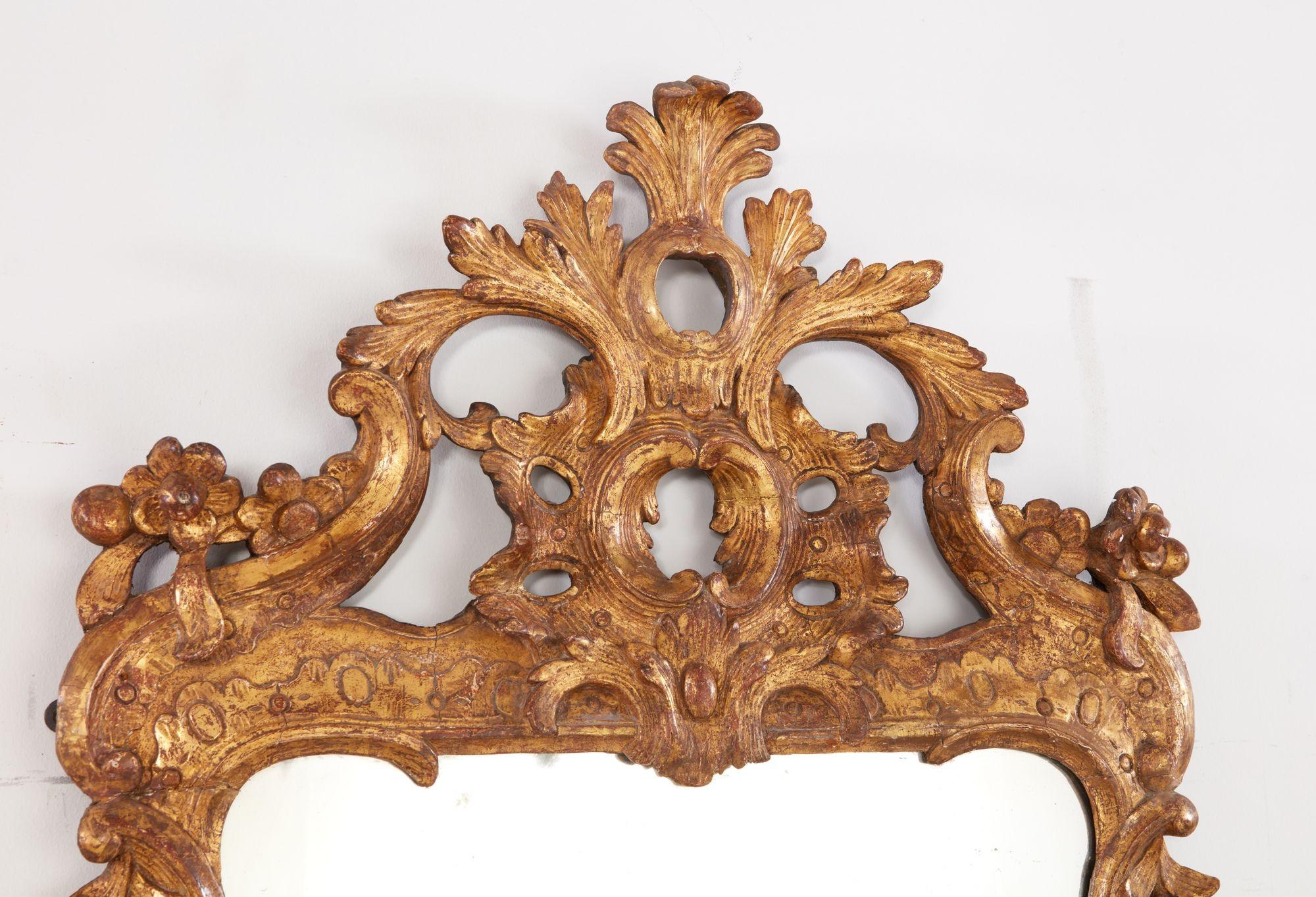 Georg-II-Spiegel aus Giltholz mit Blattschnitzerei (George II.) im Angebot
