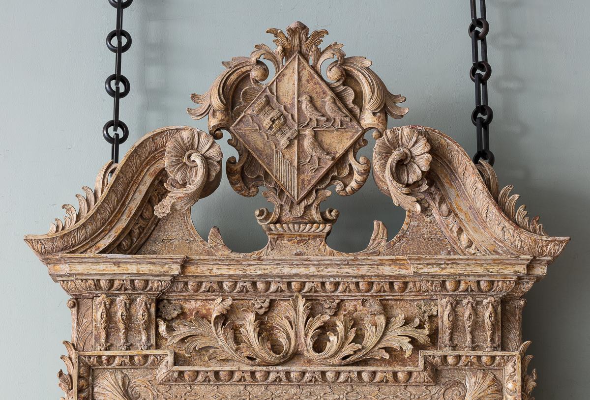 Miroir d'embarcadère en bois doré George II

Le fronton brisé en forme de col de cygne, avec des rosettes et des feuilles d'acanthe sculptées, est centré par un cartouche armorié, représentant un cimier à tourelles incorporant trois oiseaux perchés,