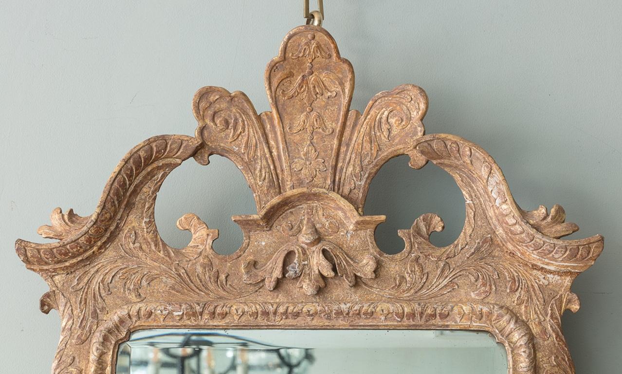 Ein George II Giltwood Pier Spiegel. Von praktischer Größe, mit üppigem Wappen und sanft geschwungenem Schwanenhalsgiebel. Die unberührte Oberfläche aus vergoldetem Holz umschließt eine geformte und abgeschrägte Quecksilberplatte mit subtilem Fuchs