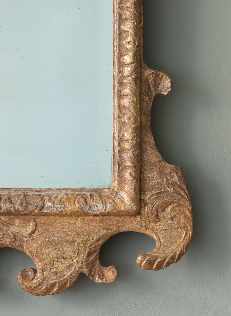 George II Giltwood Pier Spiegel mit geschwungenem Swan Hals Giebel (George III.) im Angebot