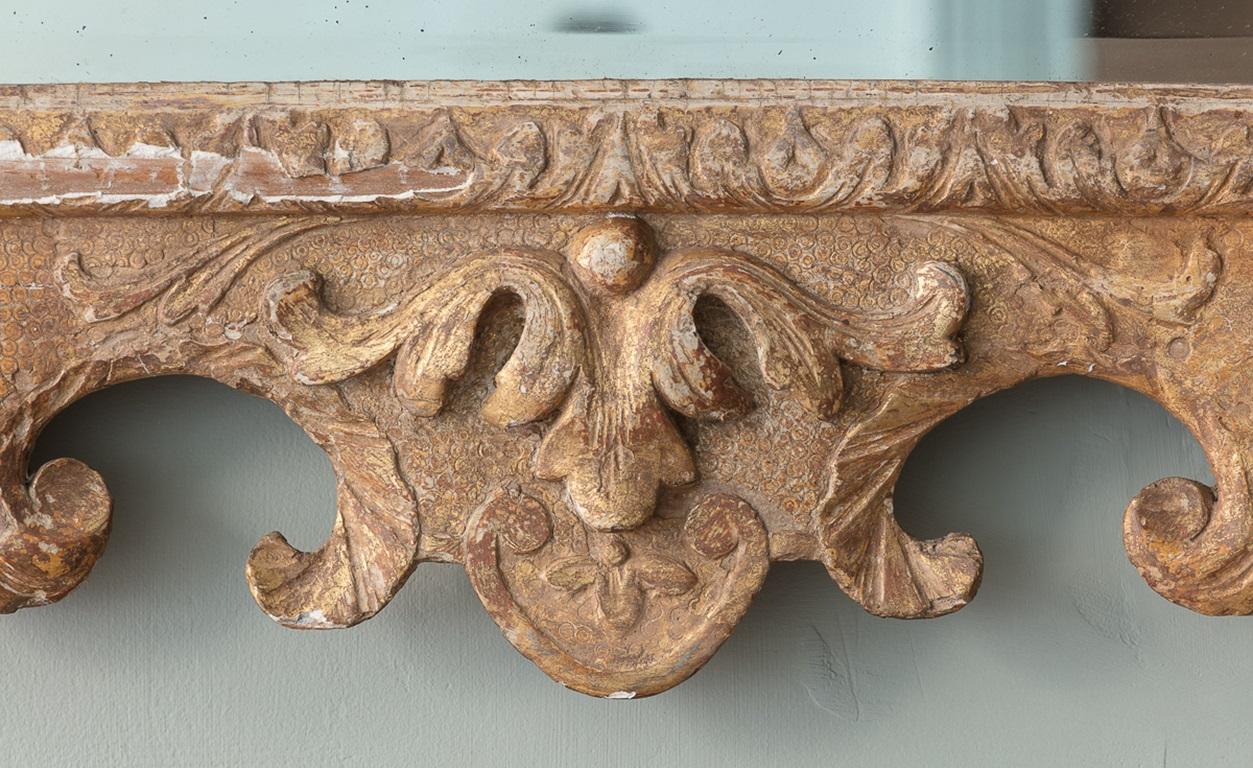 George II Giltwood Pier Spiegel mit geschwungenem Swan Hals Giebel (Geschnitzt) im Angebot
