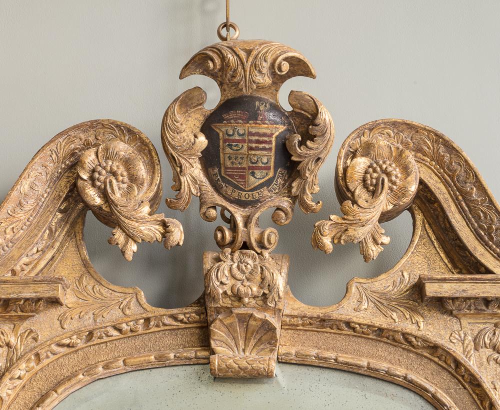 Miroir mural en bois doré George II, centré par un écusson peint portant les armoiries de Neale, avec plaque de mercure d'origine.

Informations complémentaires :
Dimensions : Hauteur : 140 cm, 55 1/8″.
Largeur : 80 cm, 31 1/2″.