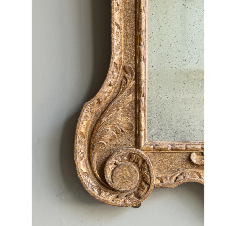 Miroir mural en bois doré George II centré par un écusson peint portant les armoiries de Neal & Neal Bon état - En vente à London, GB