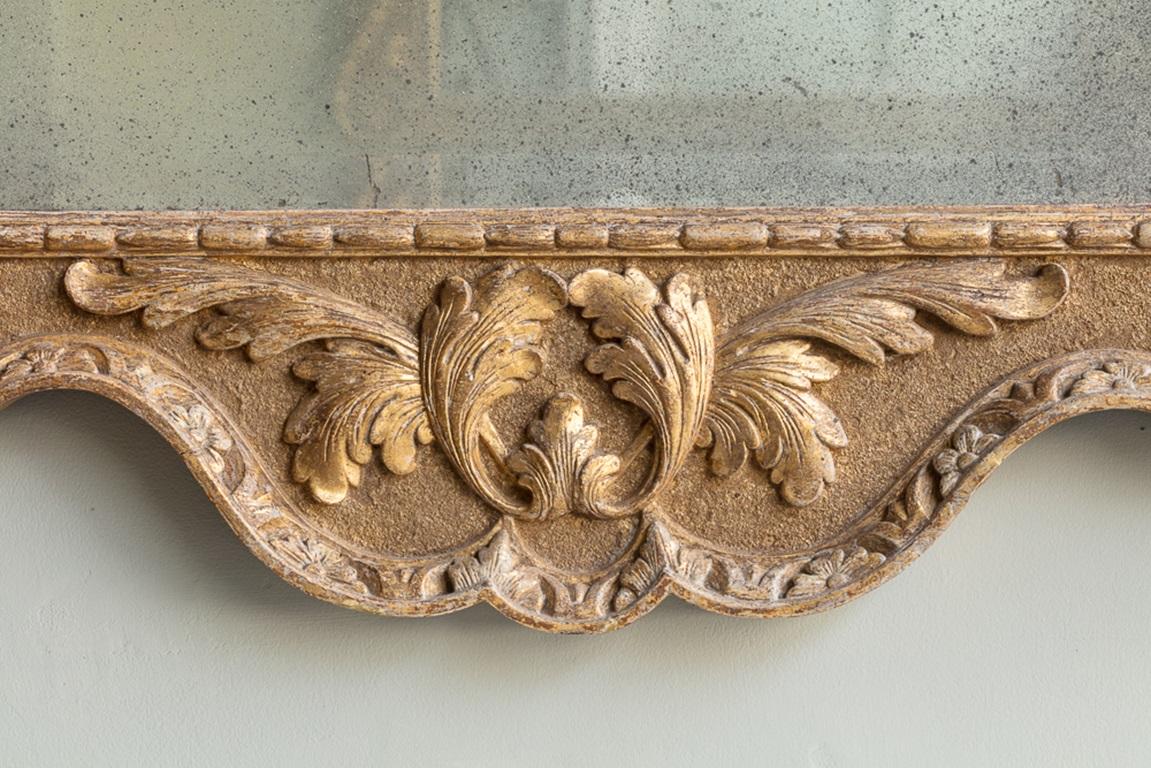 XVIIIe siècle Miroir mural en bois doré George II centré par un écusson peint portant les armoiries de Neal & Neal en vente