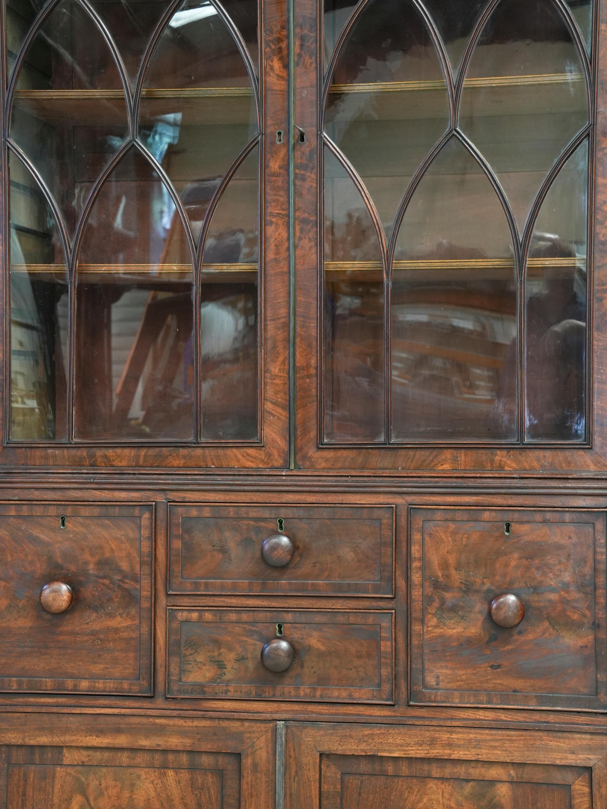 George II Glazed Mahogany Bookcase In Good Condition In Conwy, GB