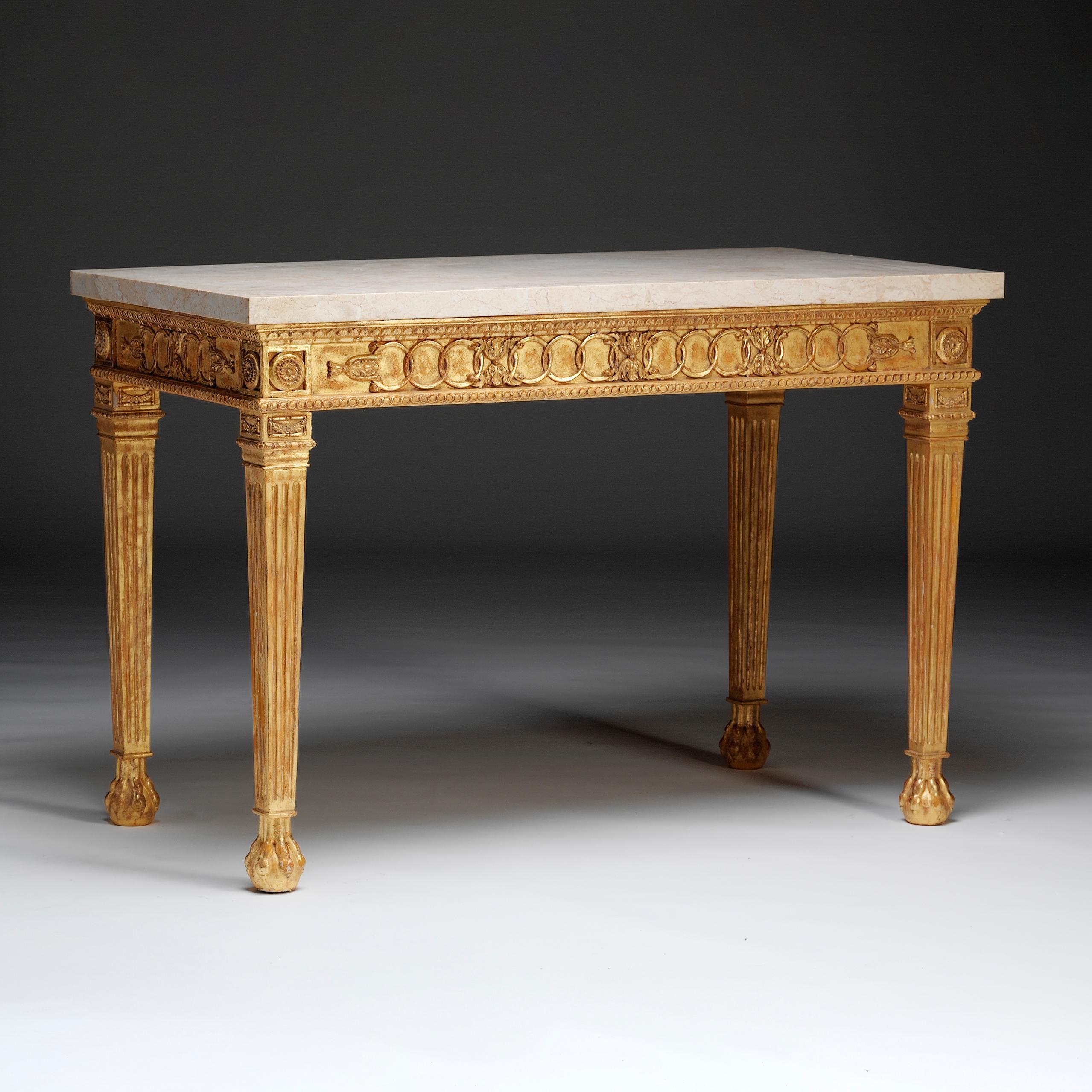 Neoklassizistischer Tisch aus vergoldetem Holz mit Marmorplatte über einem getäfelten Fries, der mit ineinander verschlungenen Kreisen verziert ist, die von geschnitzten Blättern durchbrochen werden, die durch Leisten getrennt sind. Die