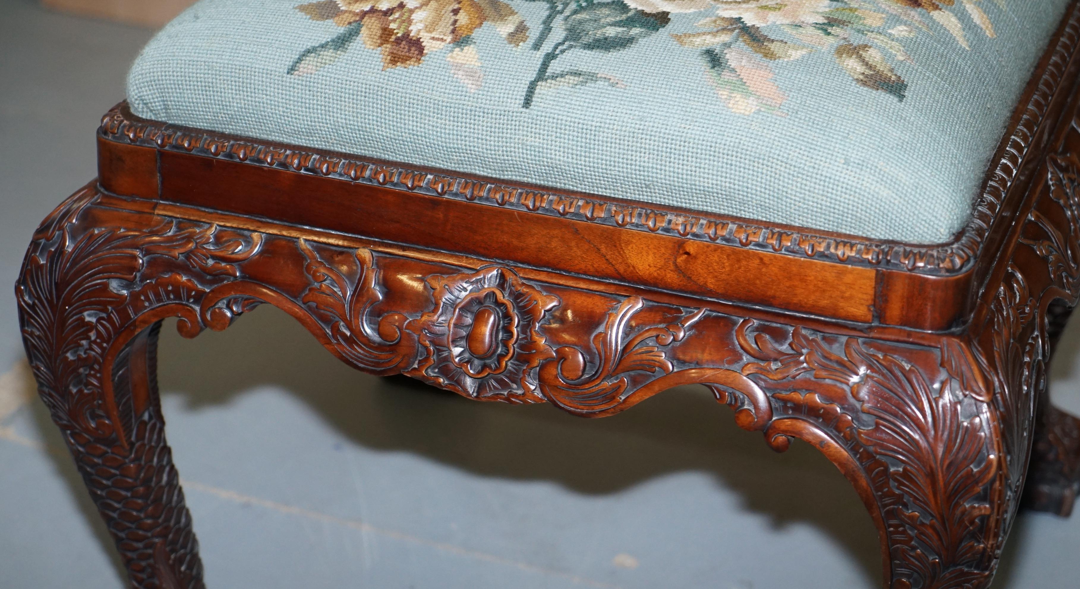 George II Hand Carved Mahogany Floral Embroidered Stool for Dressing Table Piano (Englisch)