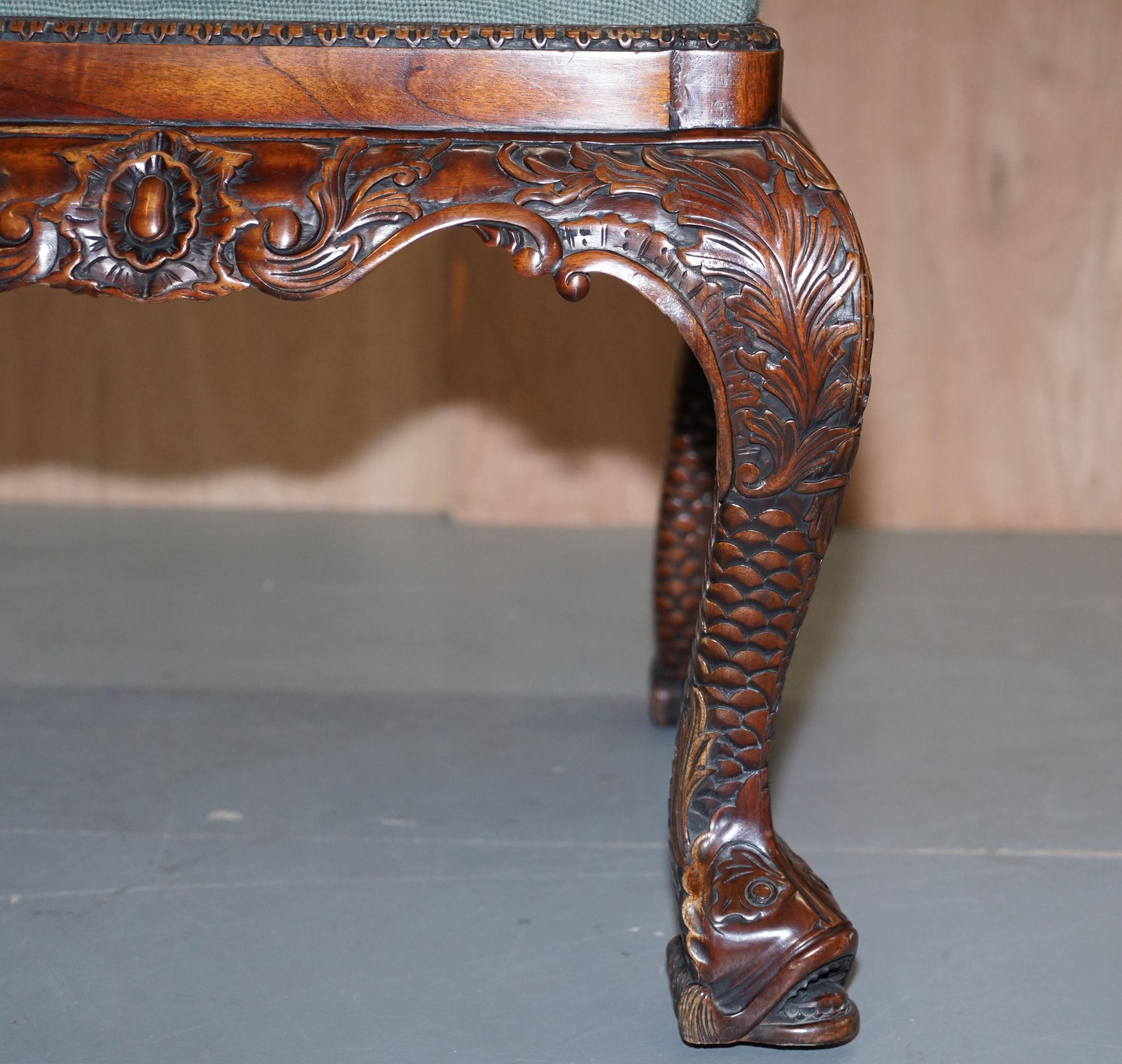 George II Hand Carved Mahogany Floral Embroidered Stool for Dressing Table Piano (19. Jahrhundert)