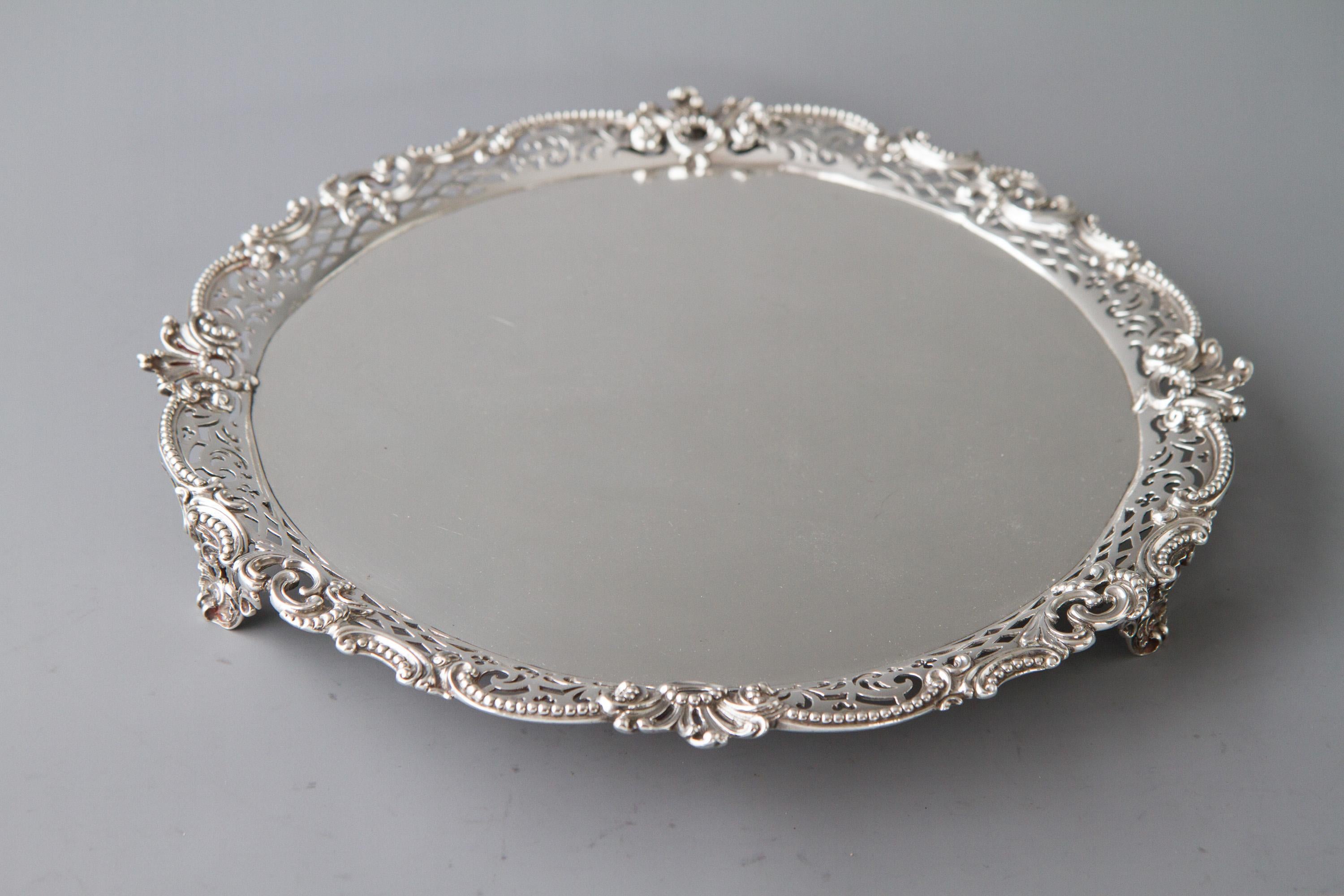 George II Huguenot Silver Salver, London 1759 by Samuel Courtauld In Good Condition In Cornwall, GB