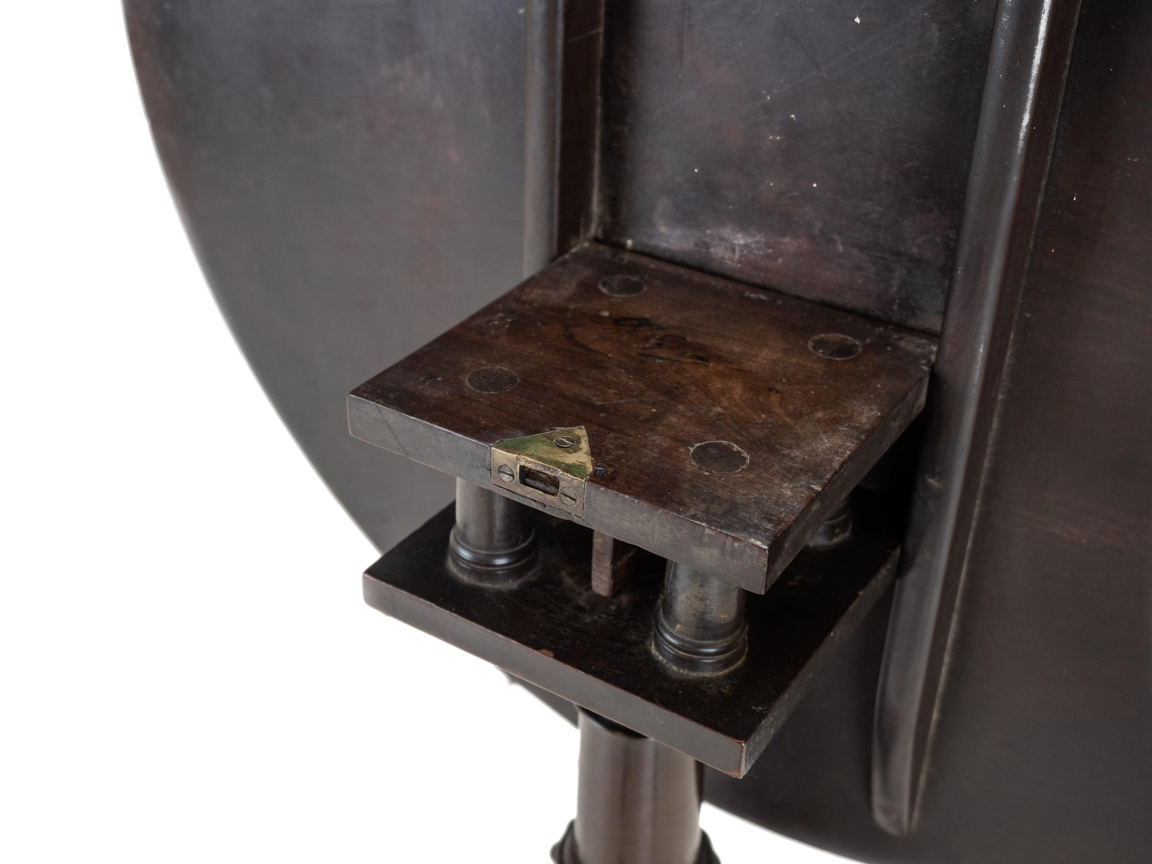 George II - III period Mahogany Birdcage Tripod Supper / Wine Table Circa 1760 - en vente 5