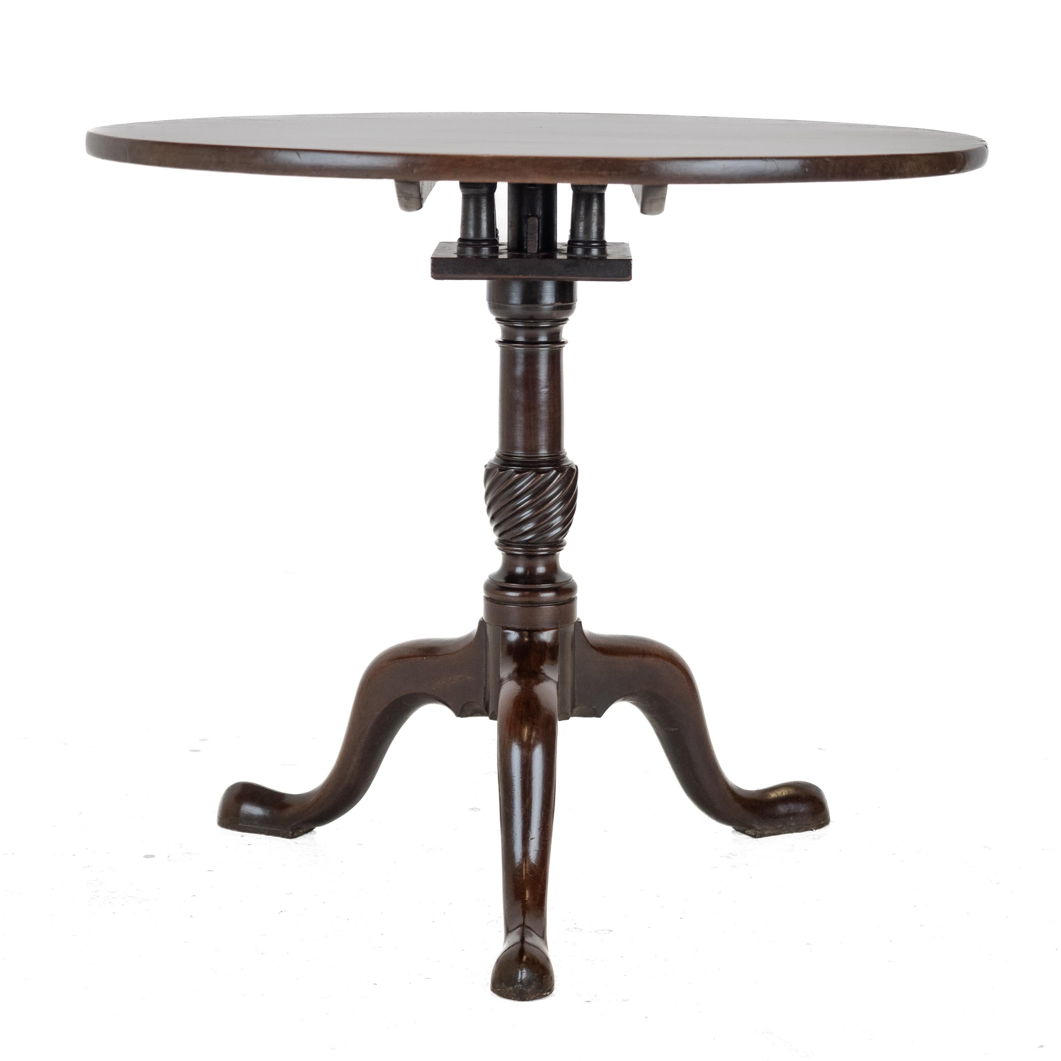 George II - III period Mahogany Birdcage Tripod Supper / Wine Table Circa 1760 - en vente 7