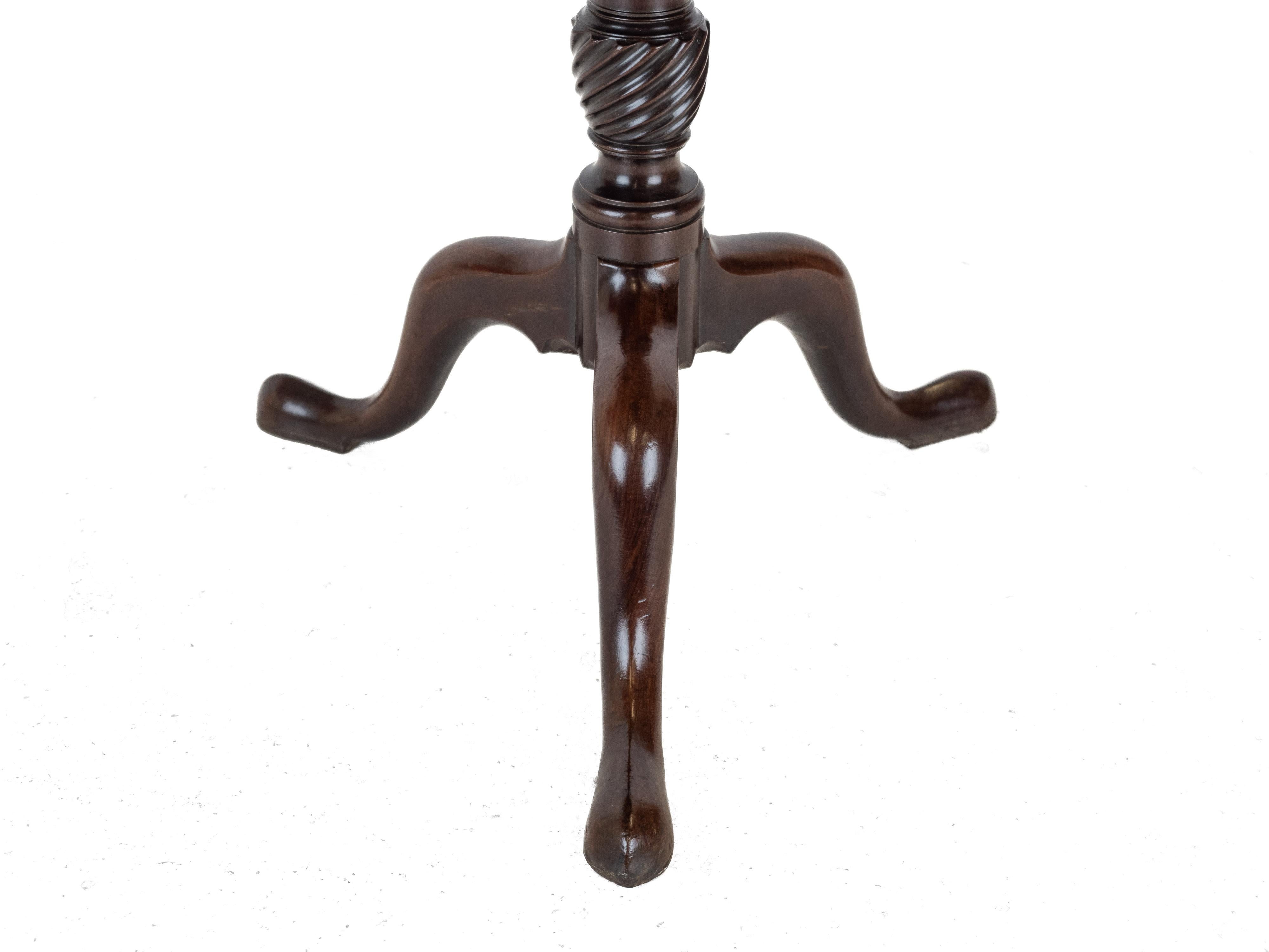 George II - III period Mahogany Birdcage Tripod Supper / Wine Table Circa 1760 - en vente 8