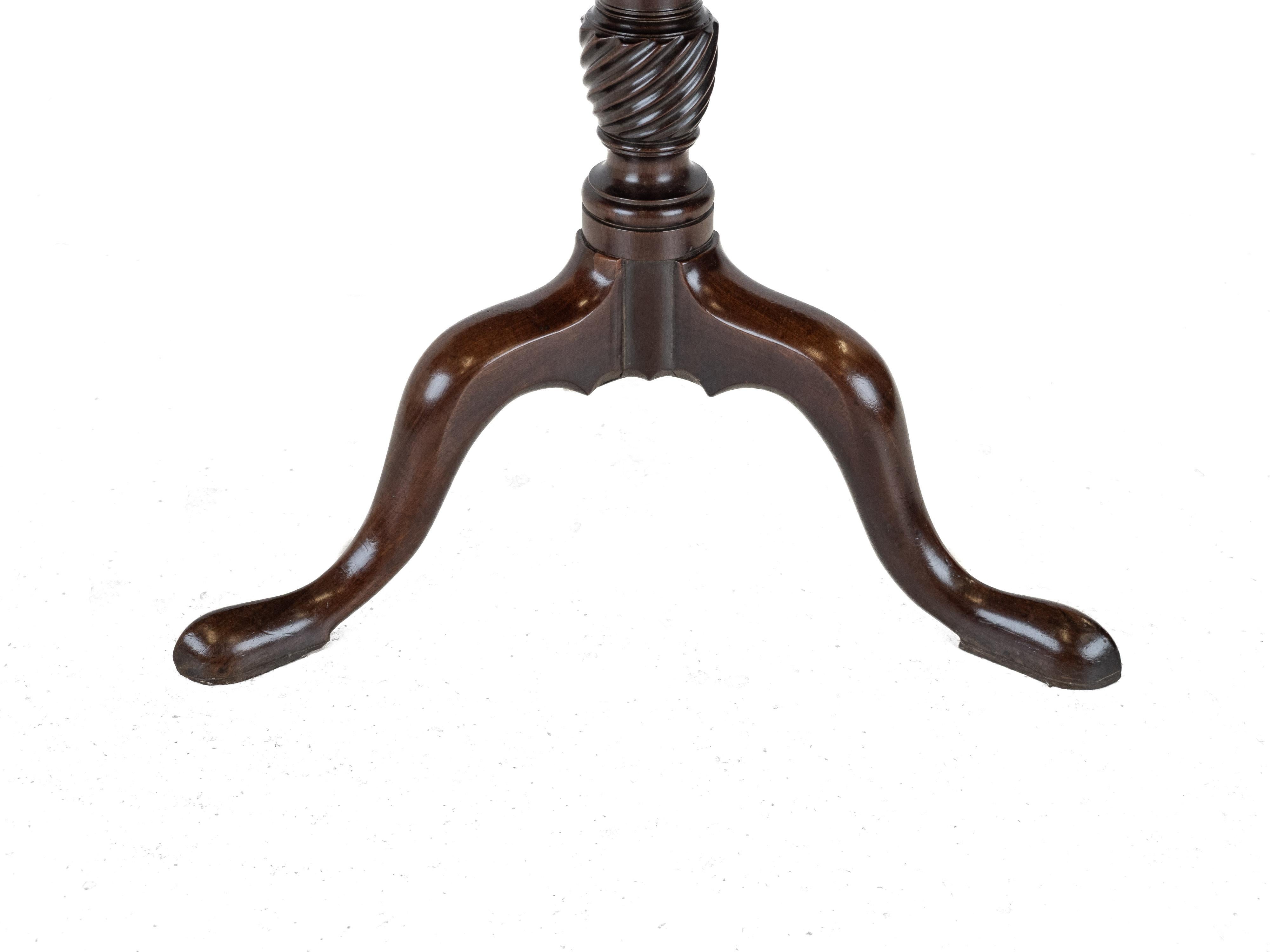 George II - III period Mahogany Birdcage Tripod Supper / Wine Table Circa 1760 - en vente 9