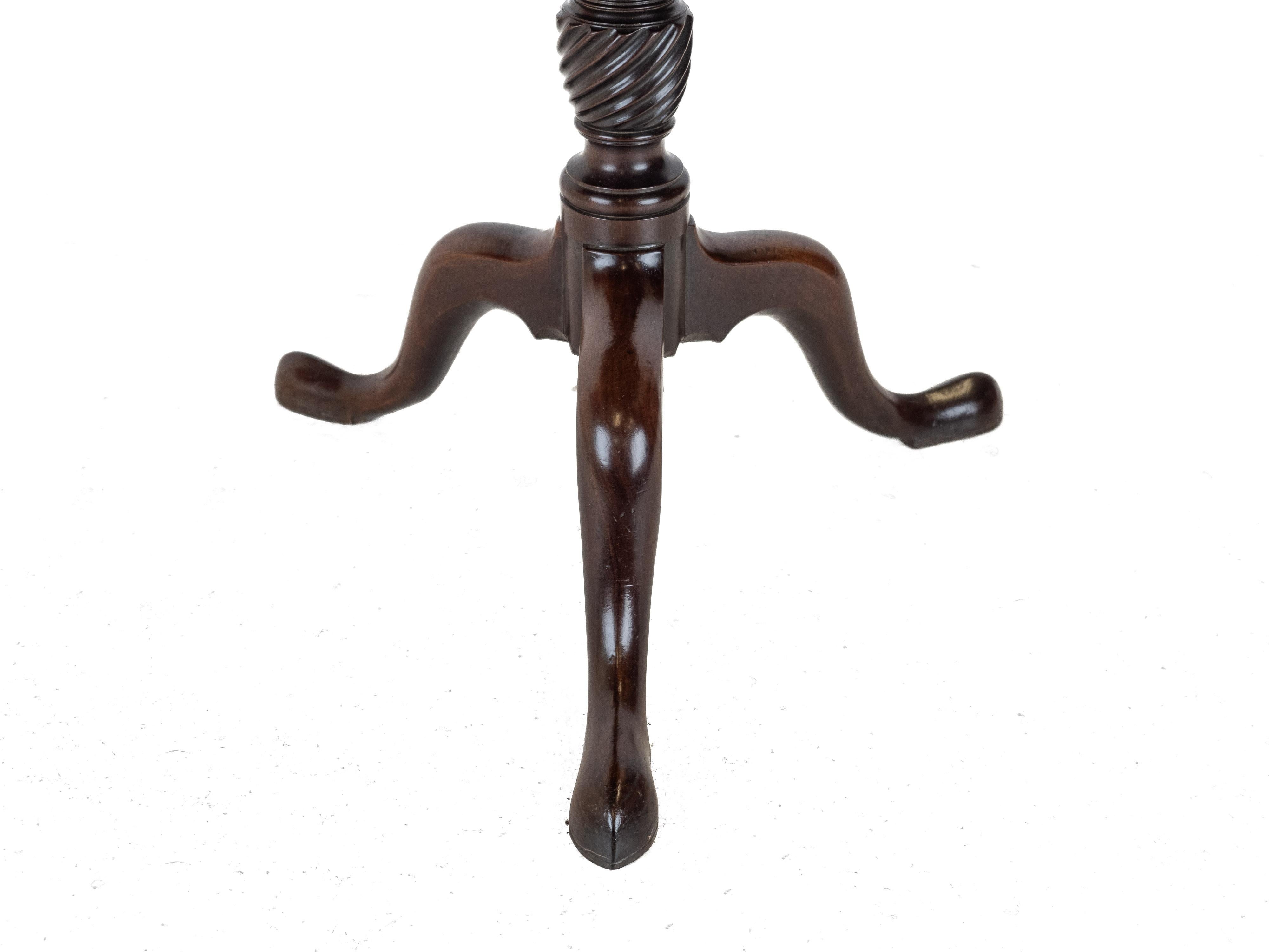 George II - III period Mahogany Birdcage Tripod Supper / Wine Table Circa 1760 - en vente 10