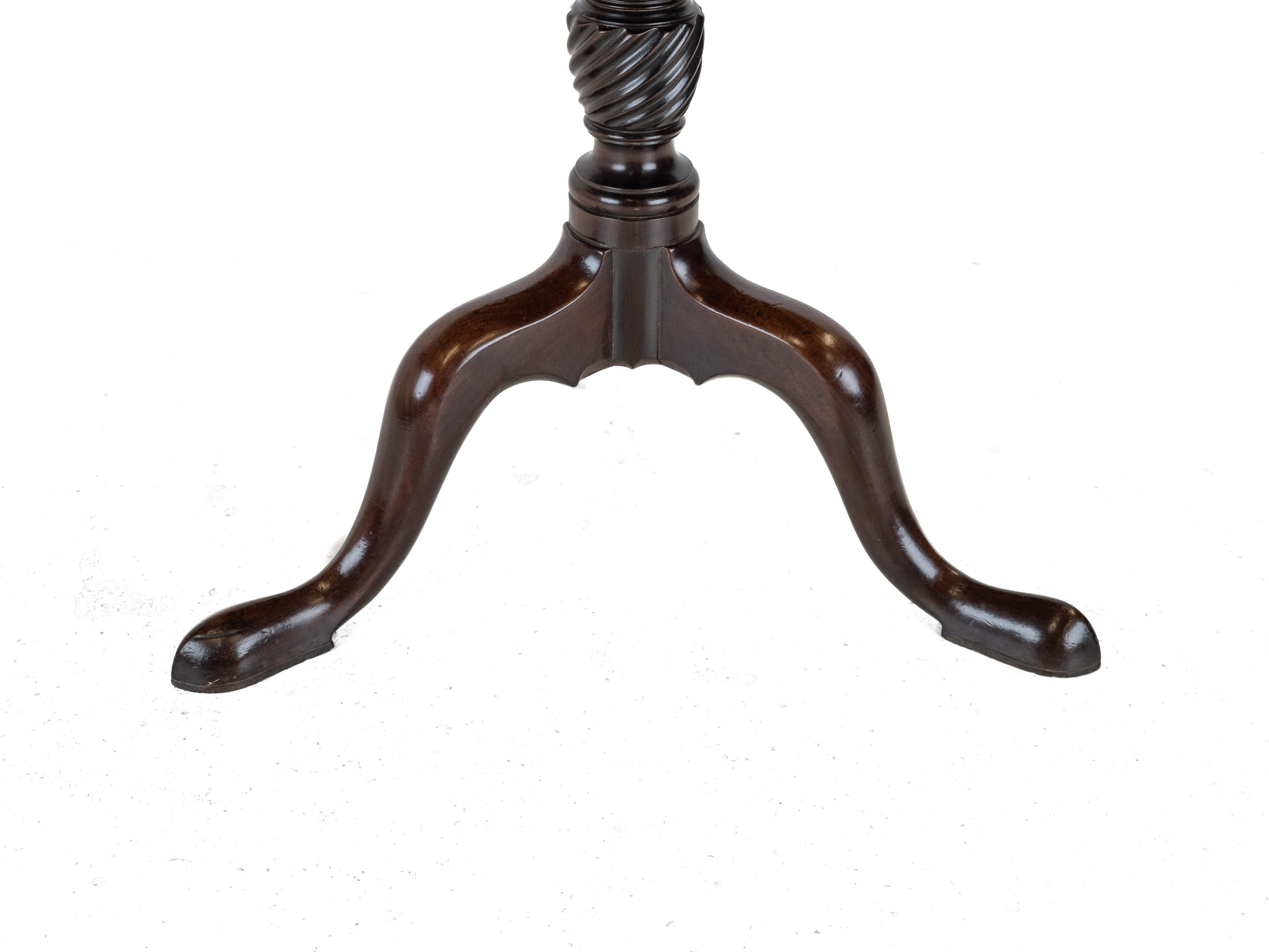George II - III period Mahogany Birdcage Tripod Supper / Wine Table Circa 1760 - en vente 11