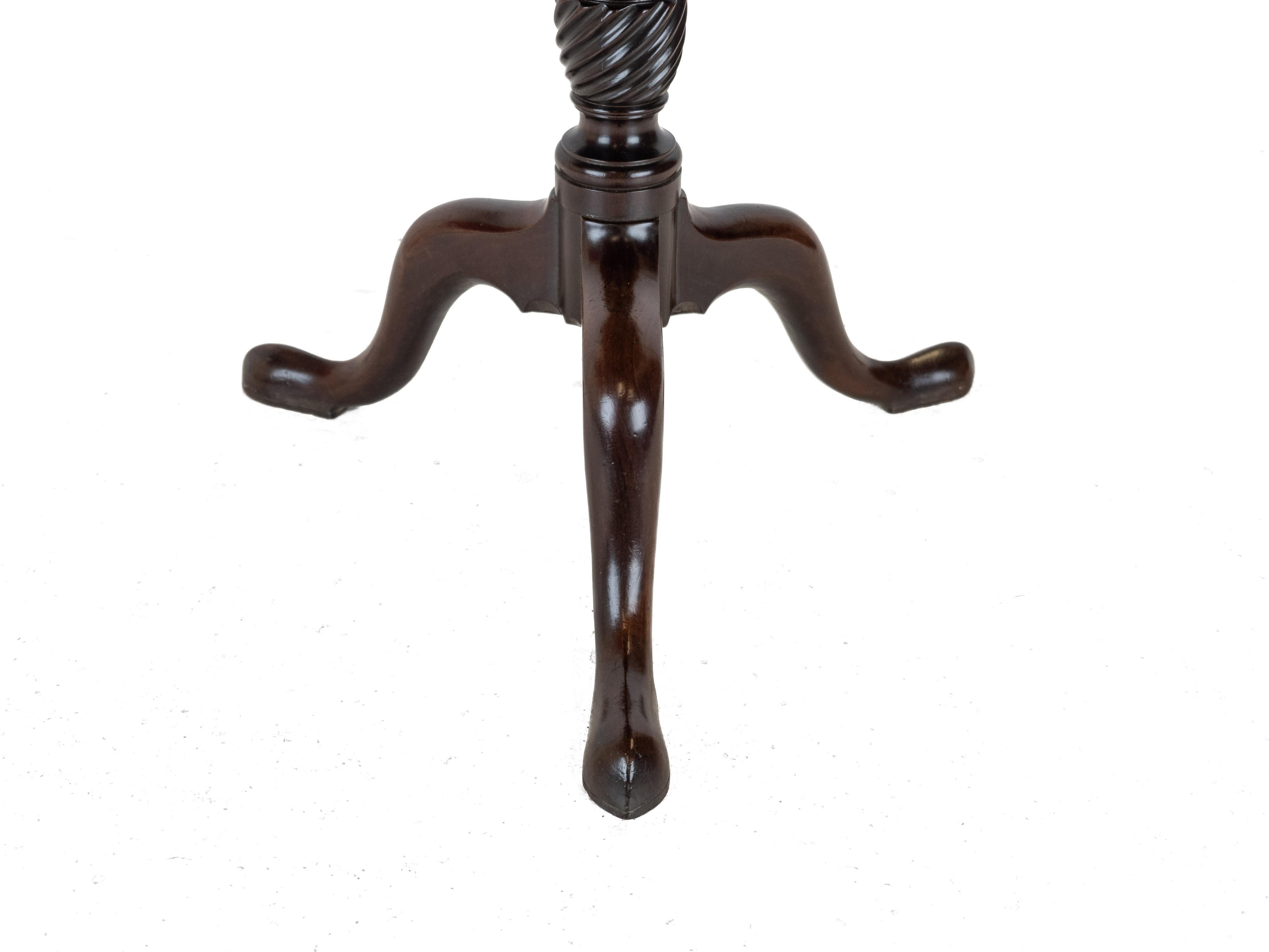 George II - III period Mahogany Birdcage Tripod Supper / Wine Table Circa 1760 - en vente 12