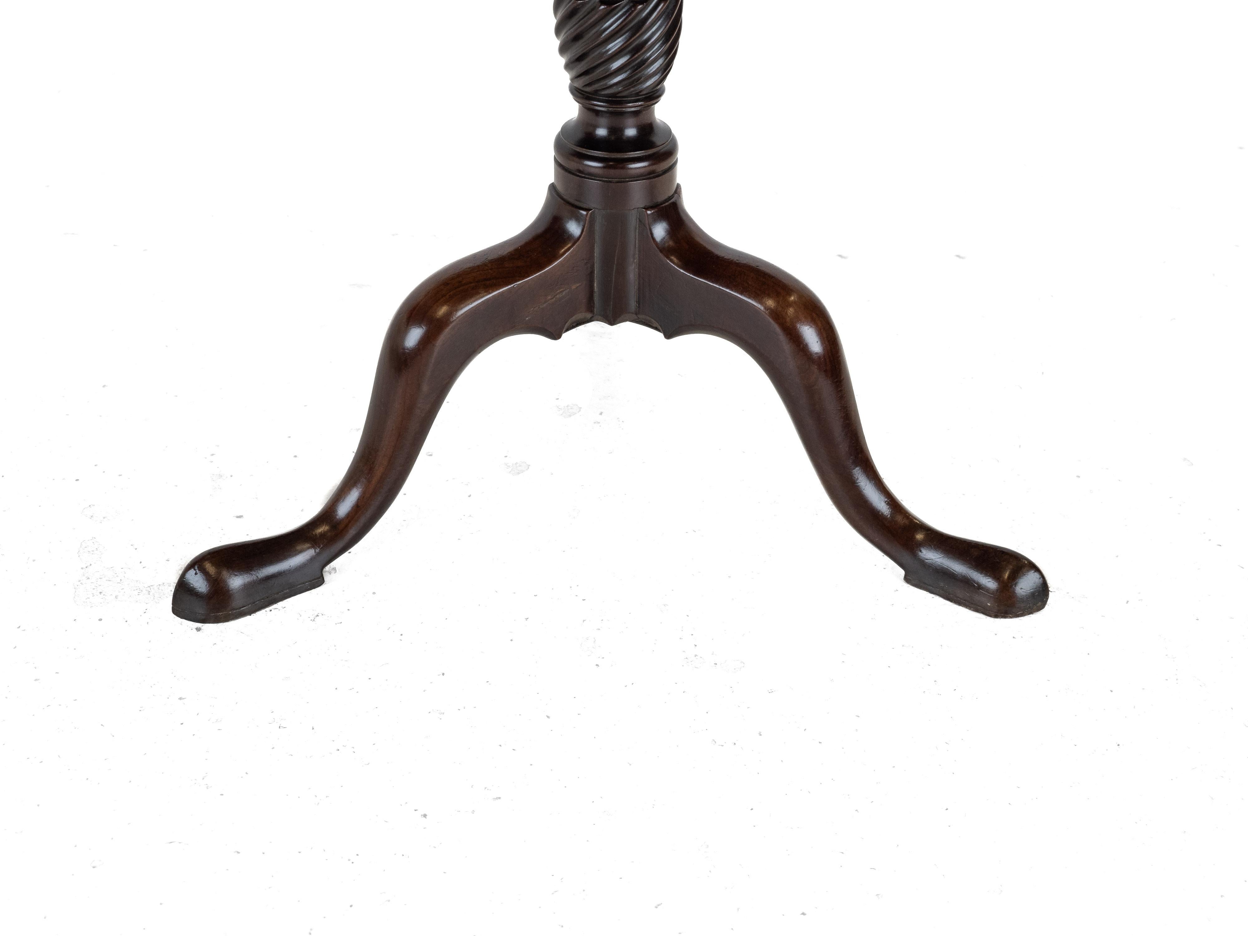 George II - III period Mahogany Birdcage Tripod Supper / Wine Table Circa 1760 - en vente 13