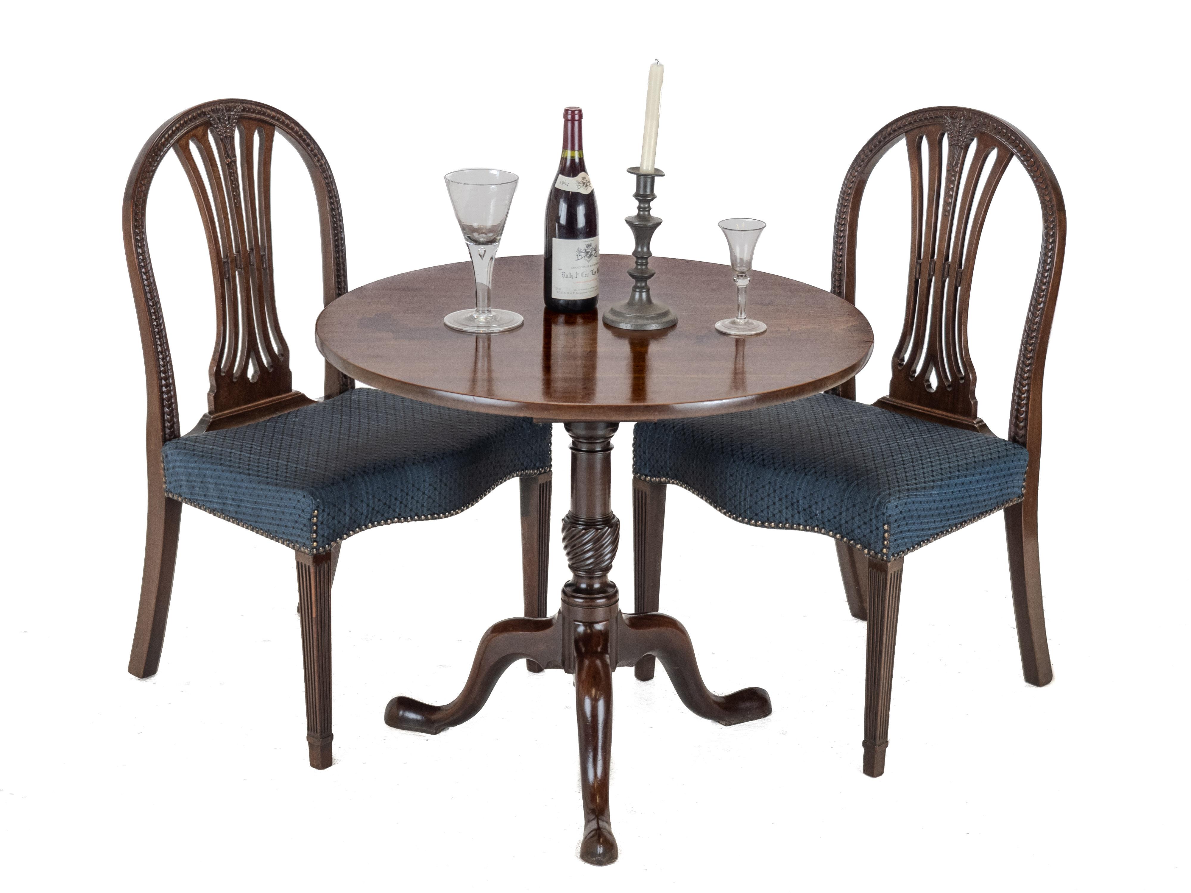 George II-III Mahogany Wrythen-Turned Tripod Supper Table, c.1760

Table à souper tripode en acajou de transition du milieu du XVIIIe siècle de George II-III, vers 1760, fabriquée à partir d'acajou de Cuba bien structuré, avec une patine naturelle