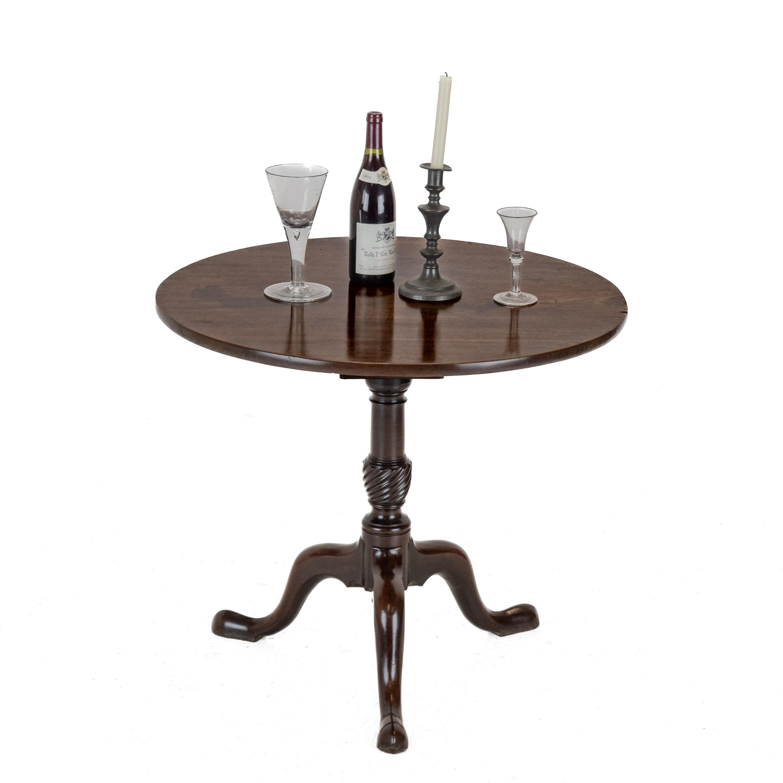 Anglais George II - III period Mahogany Birdcage Tripod Supper / Wine Table Circa 1760 - en vente