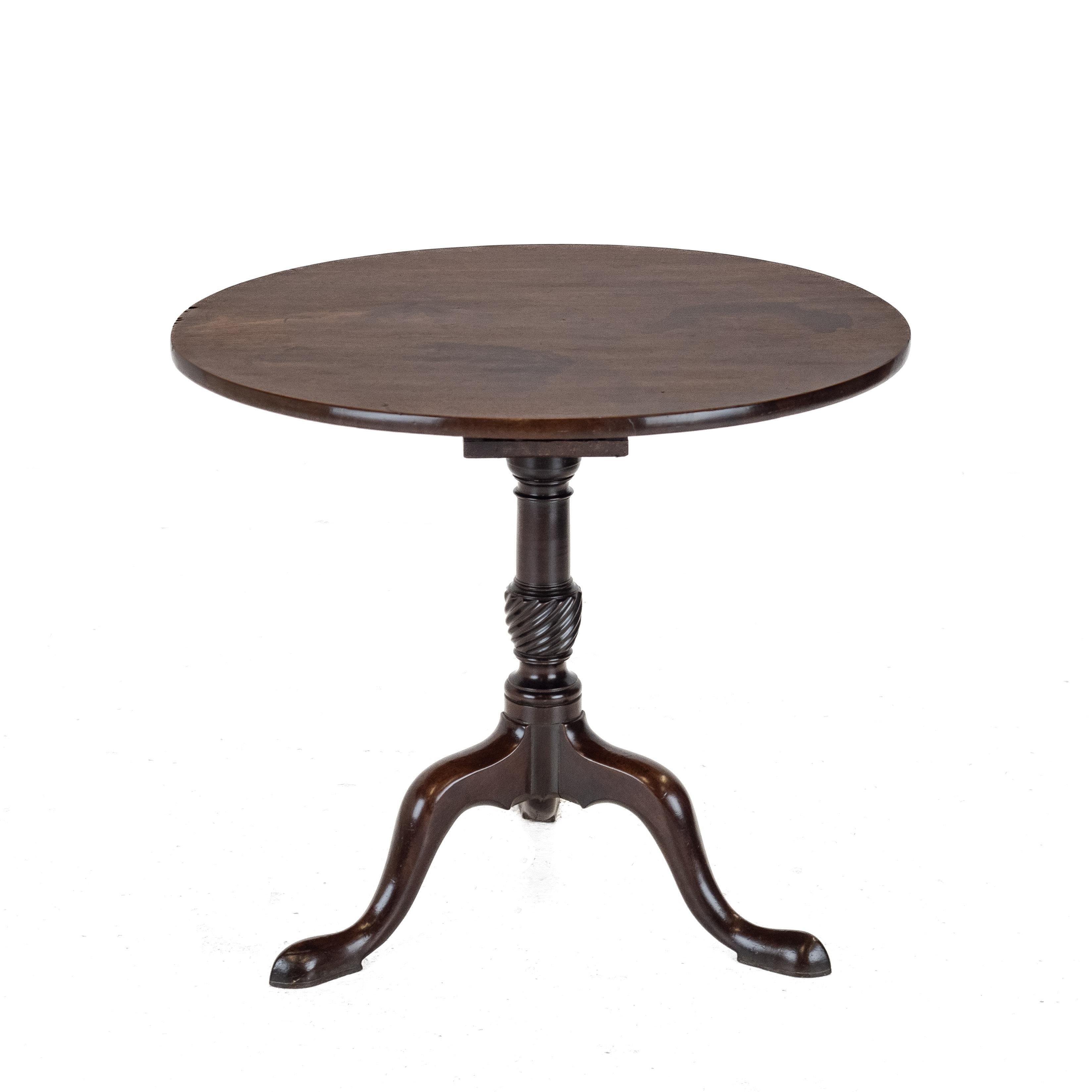 XVIIIe siècle George II - III period Mahogany Birdcage Tripod Supper / Wine Table Circa 1760 - en vente