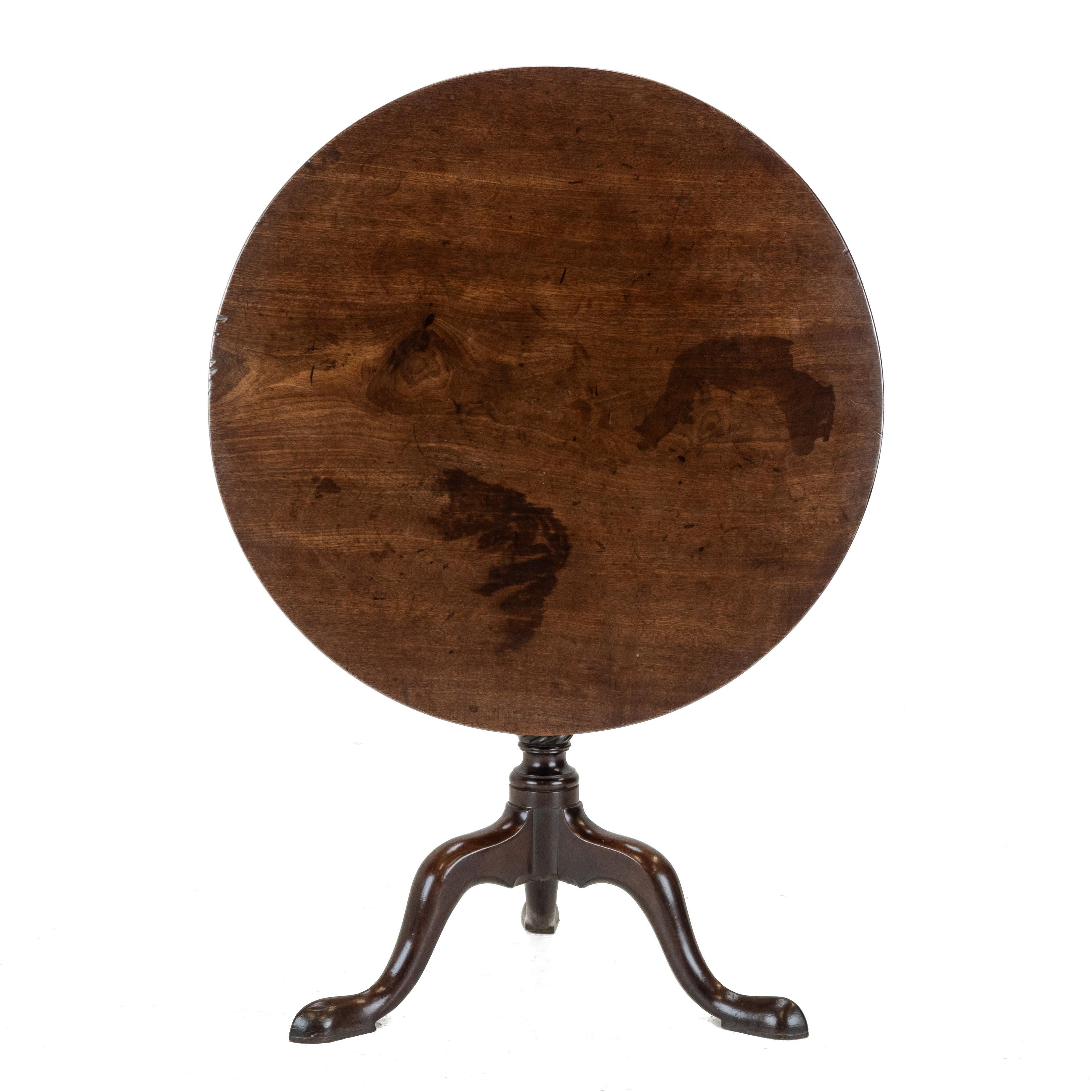 Acajou George II - III period Mahogany Birdcage Tripod Supper / Wine Table Circa 1760 - en vente