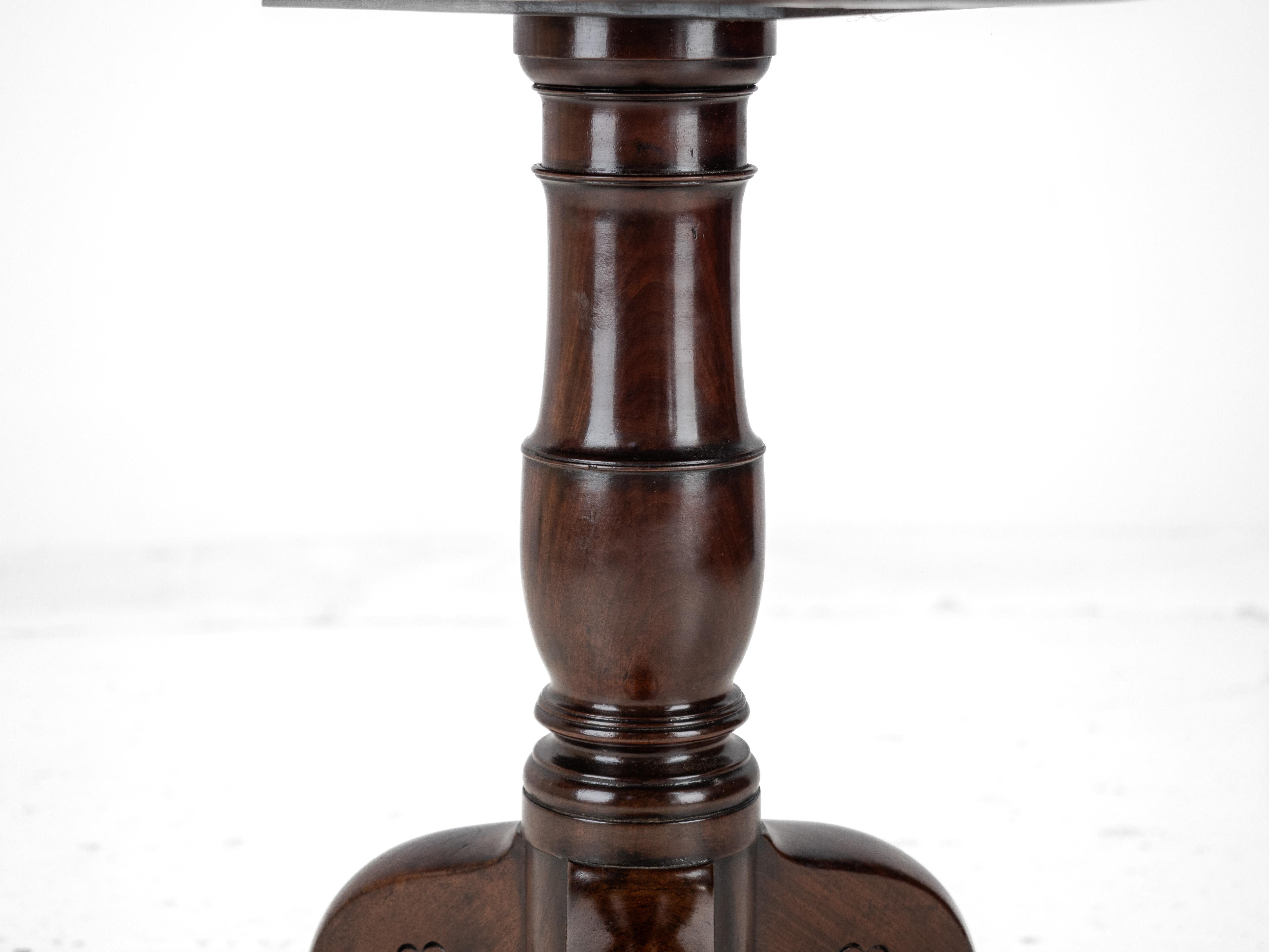 Irish George II Carved Mahogany Tripod Tilt-top Supper Table circa 1750 Georgian For Sale 6