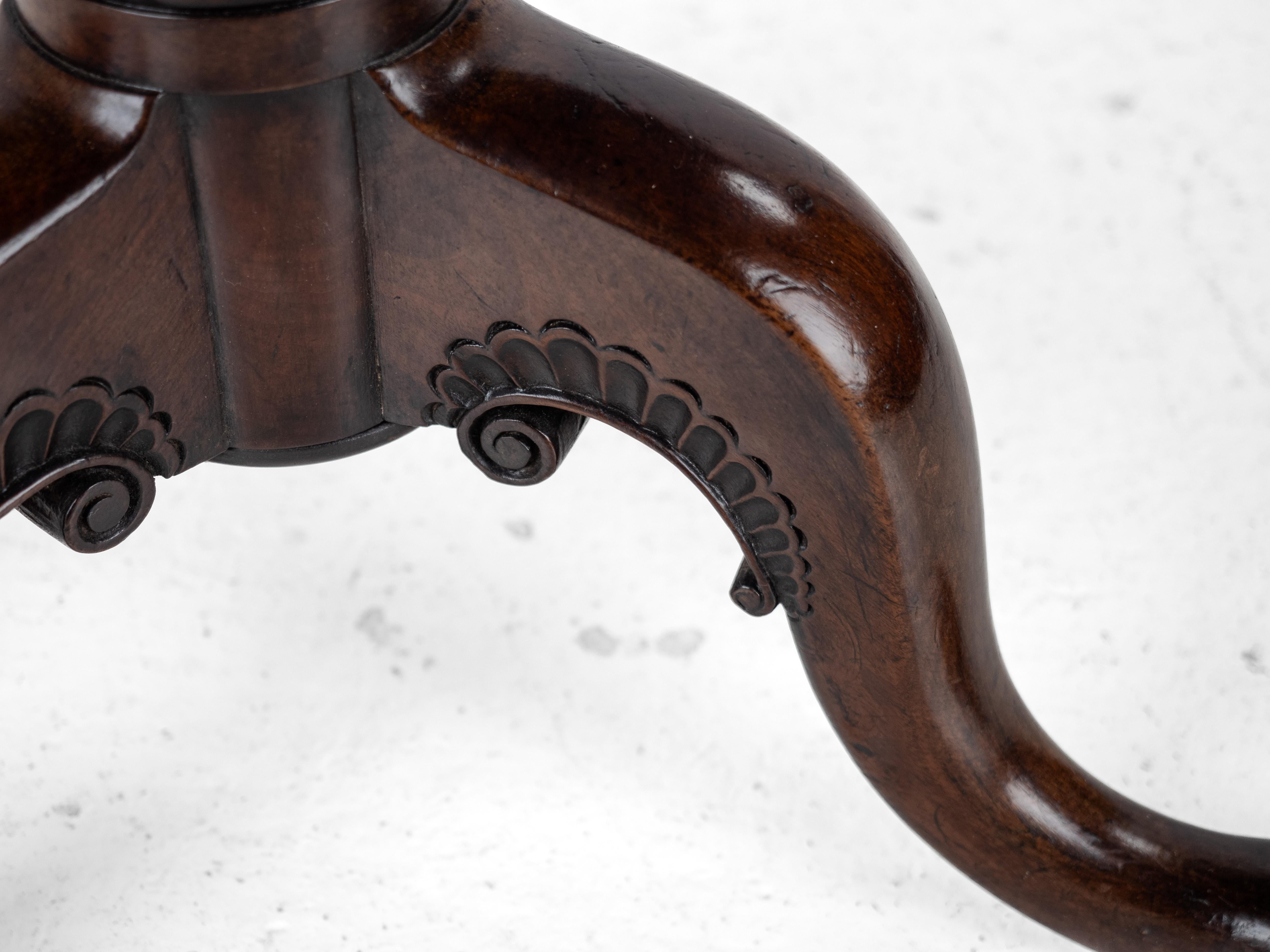 Irish George II Carved Mahogany Tripod Tilt-top Supper Table circa 1750 Georgian For Sale 4