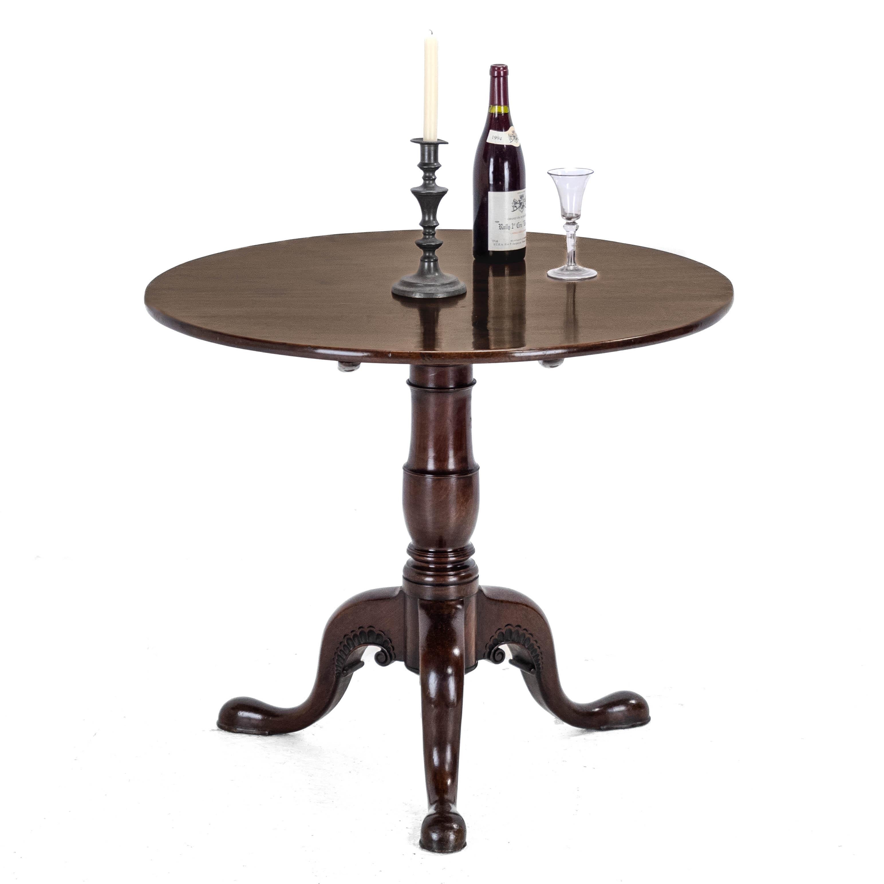 A George II period, Irish, carved mahogany tilt-top tripod supper table, circa 1750. A superb quality table, featuring a well figured, single piece, solid mahogany top. Supported by a very well proportioned baluster stem, raised on a tripod of