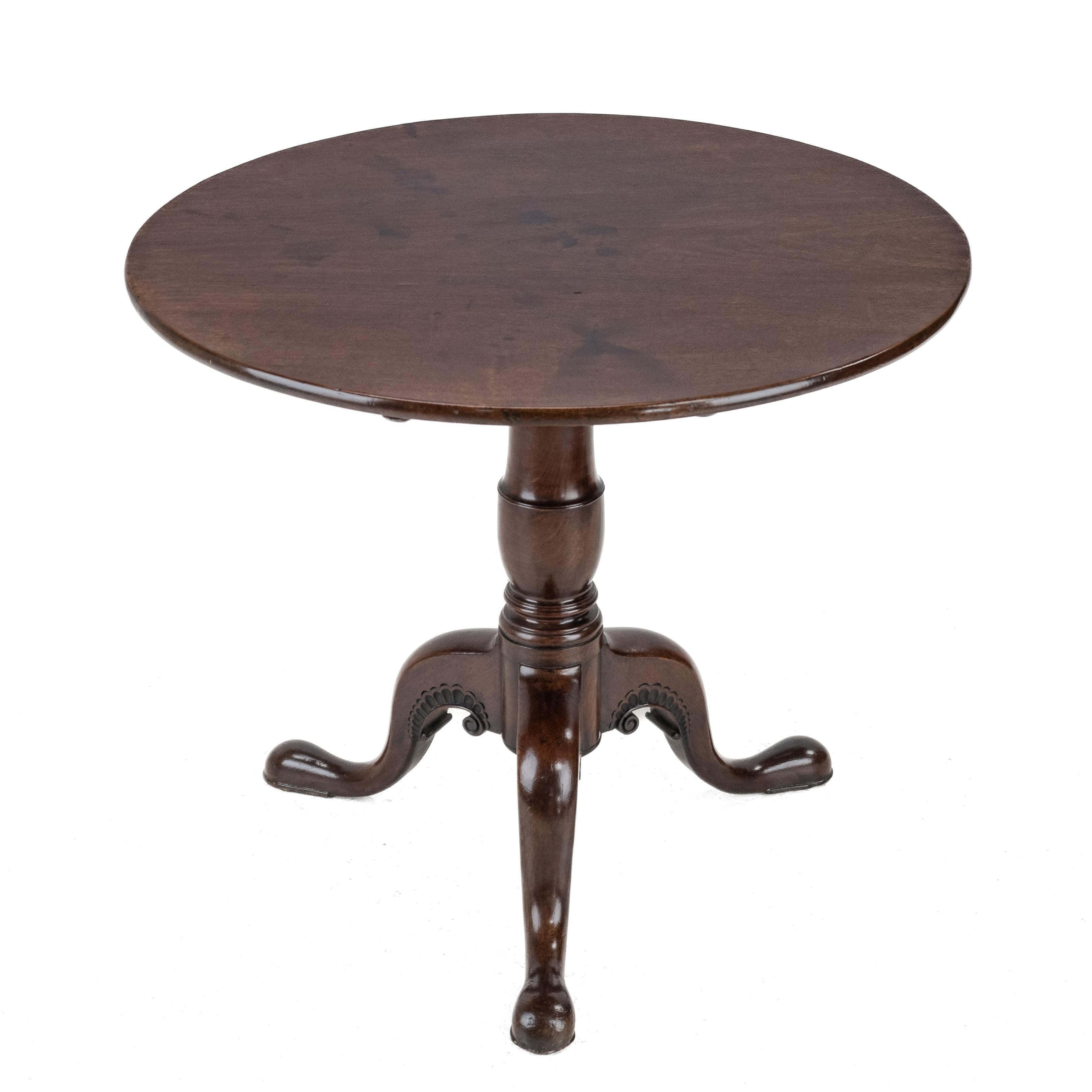 An Irish, George II period, carved mahogany tilt-top tripod supper table, circa 1750. A superb quality table, featuring a well figured, single piece, solid mahogany top. Supported by a very well proportioned baluster stem, raised on a tripod of