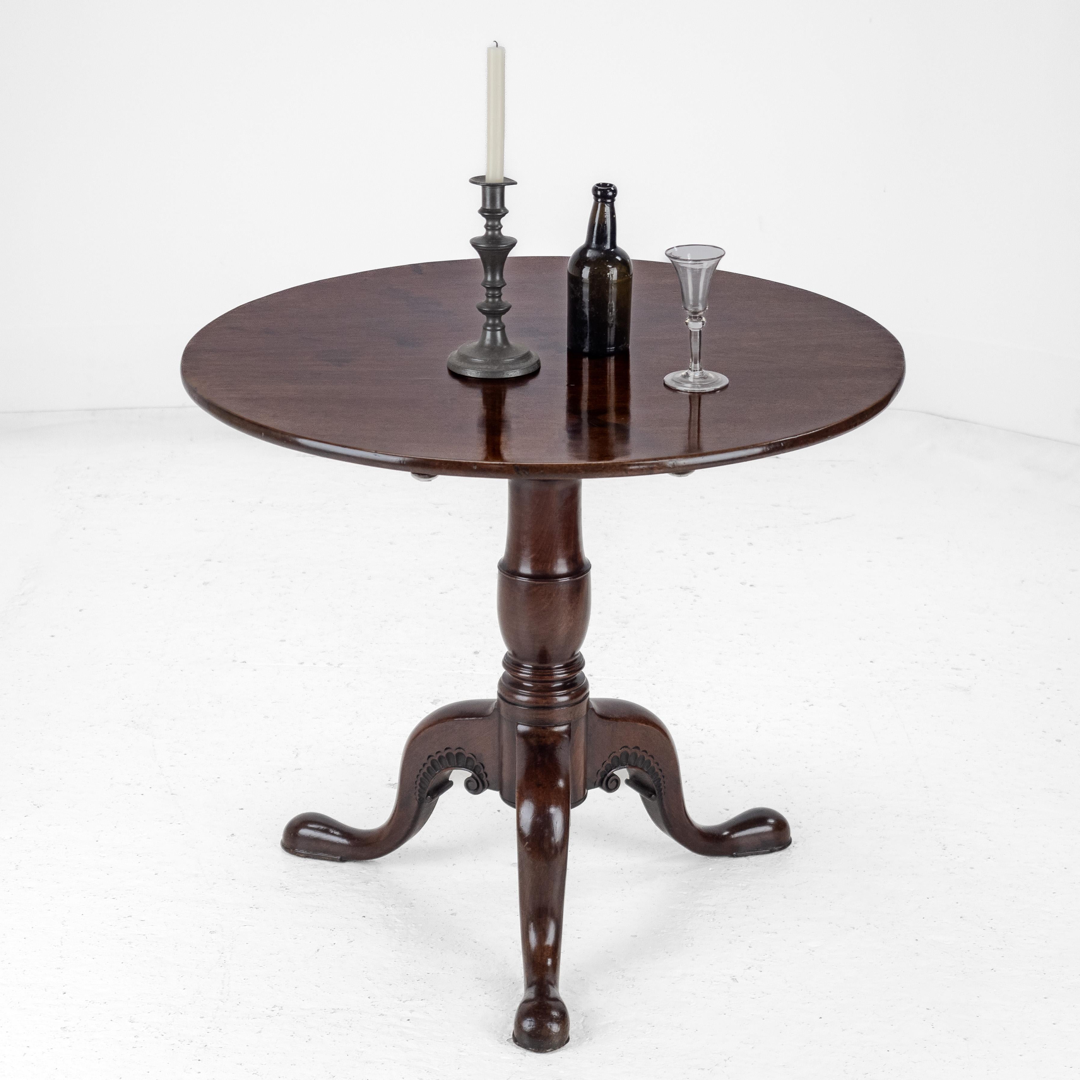 English Irish George II Carved Mahogany Tripod Tilt-top Supper Table circa 1750 Georgian For Sale