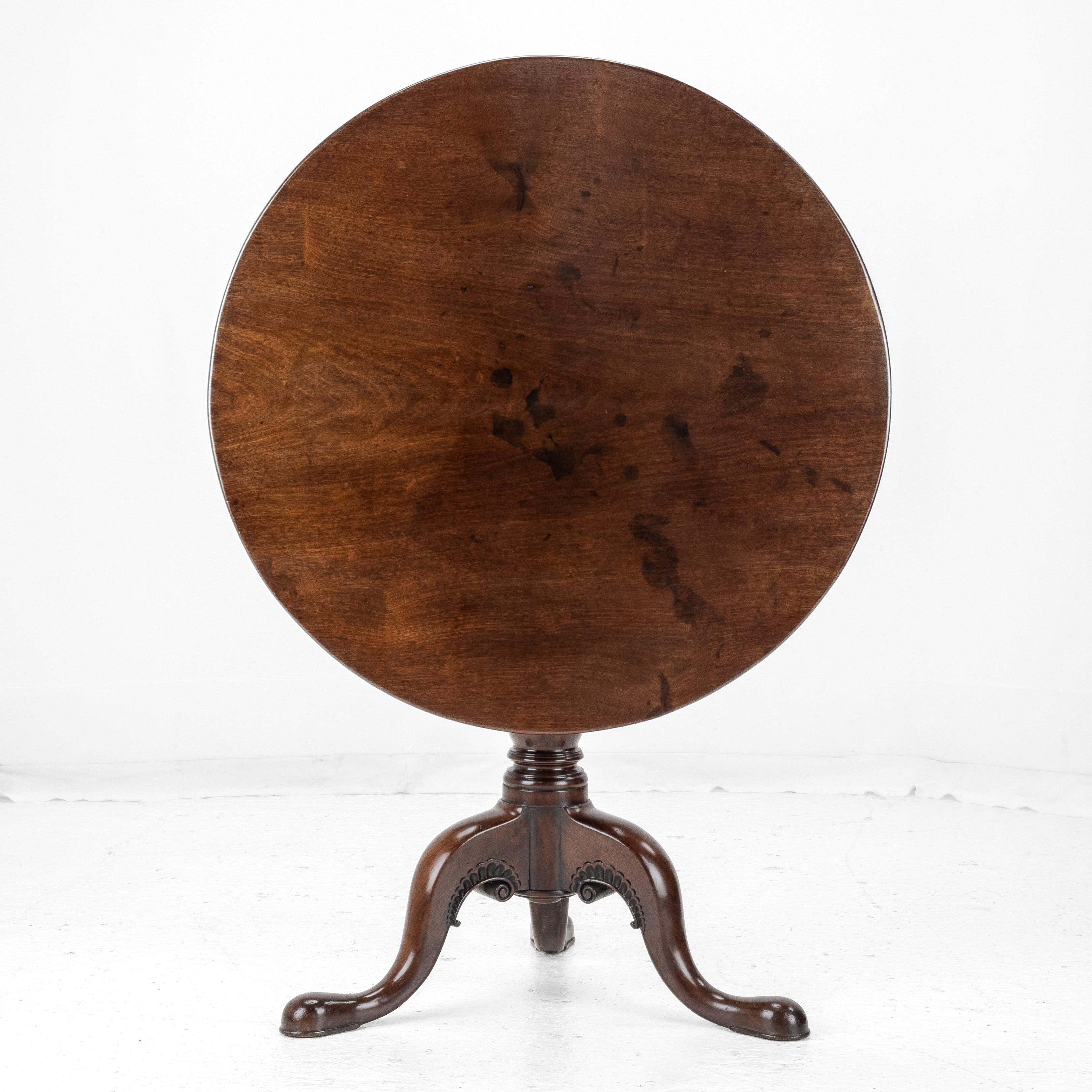 Irish George II Carved Mahogany Tripod Tilt-top Supper Table circa 1750 Georgian In Good Condition For Sale In Leeds, GB