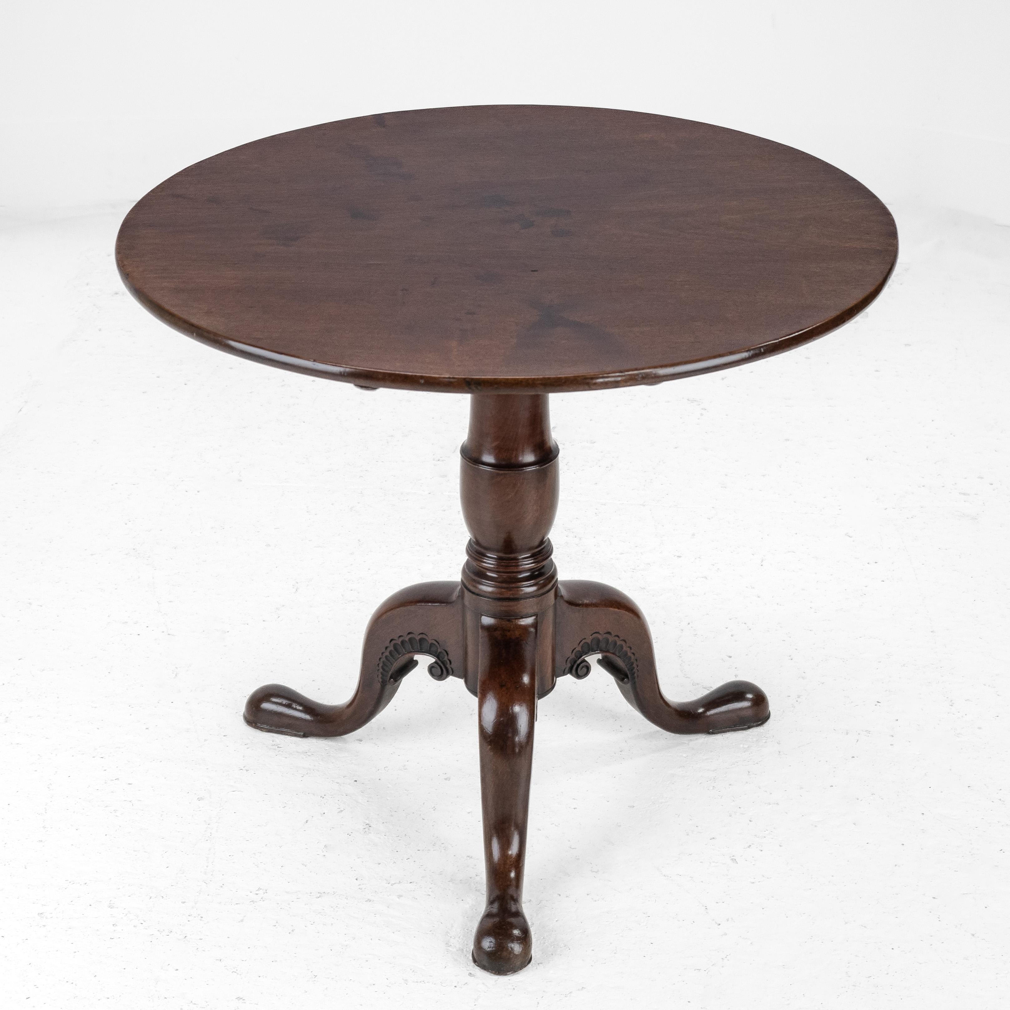 18th Century Irish George II Carved Mahogany Tripod Tilt-top Supper Table circa 1750 Georgian For Sale