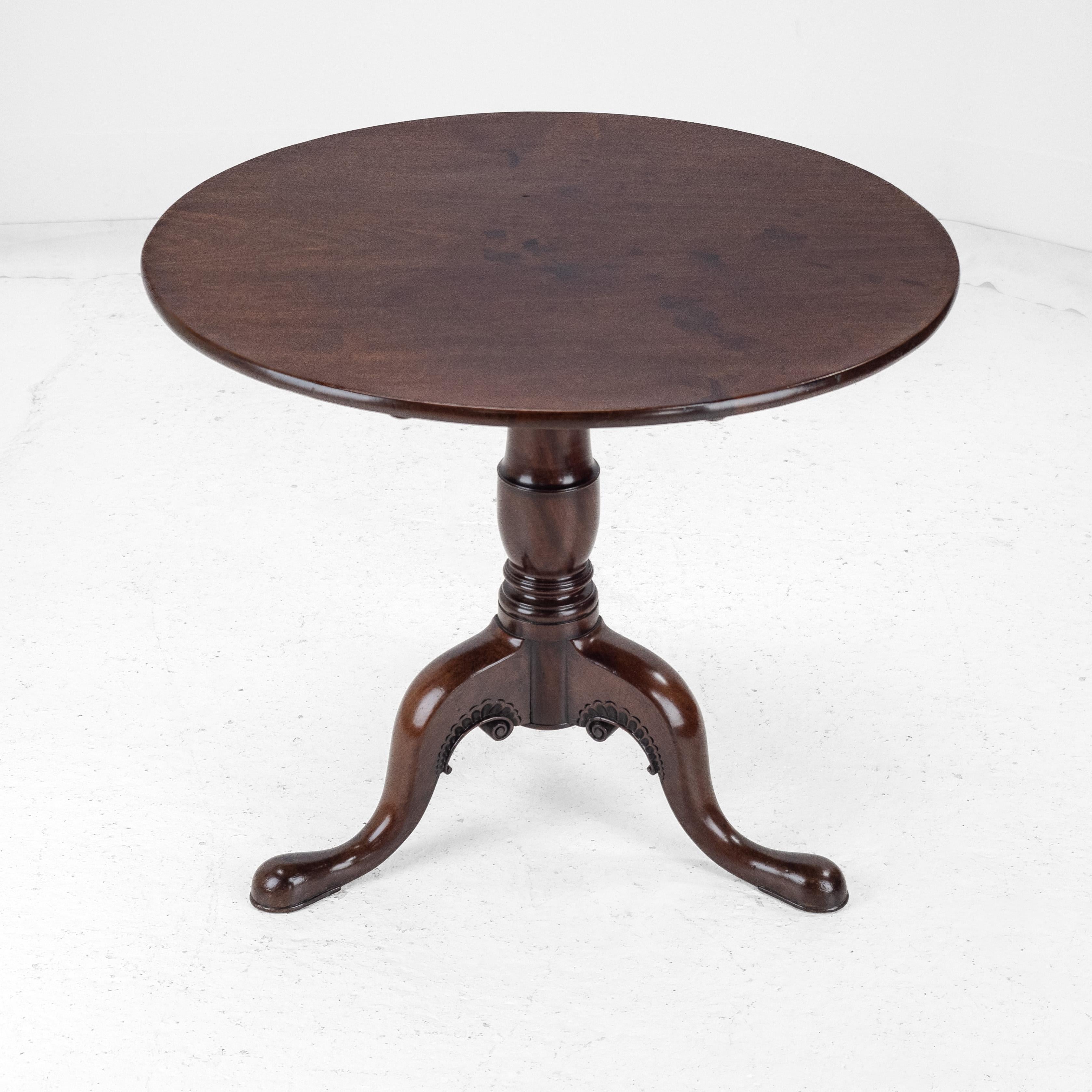 Irish George II Carved Mahogany Tripod Tilt-top Supper Table circa 1750 Georgian For Sale 1