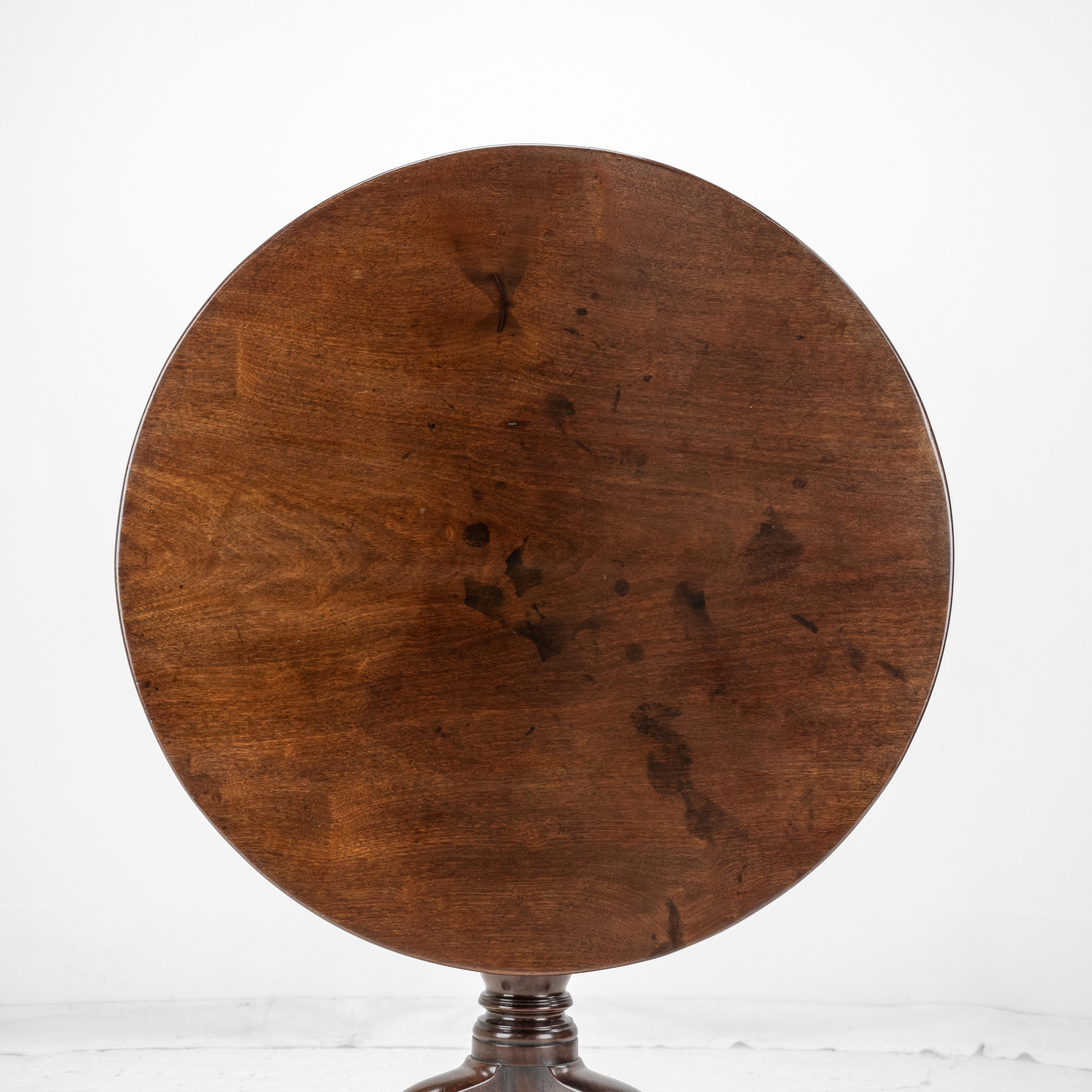Irish George II Carved Mahogany Tripod Tilt-top Supper Table circa 1750 Georgian For Sale 2