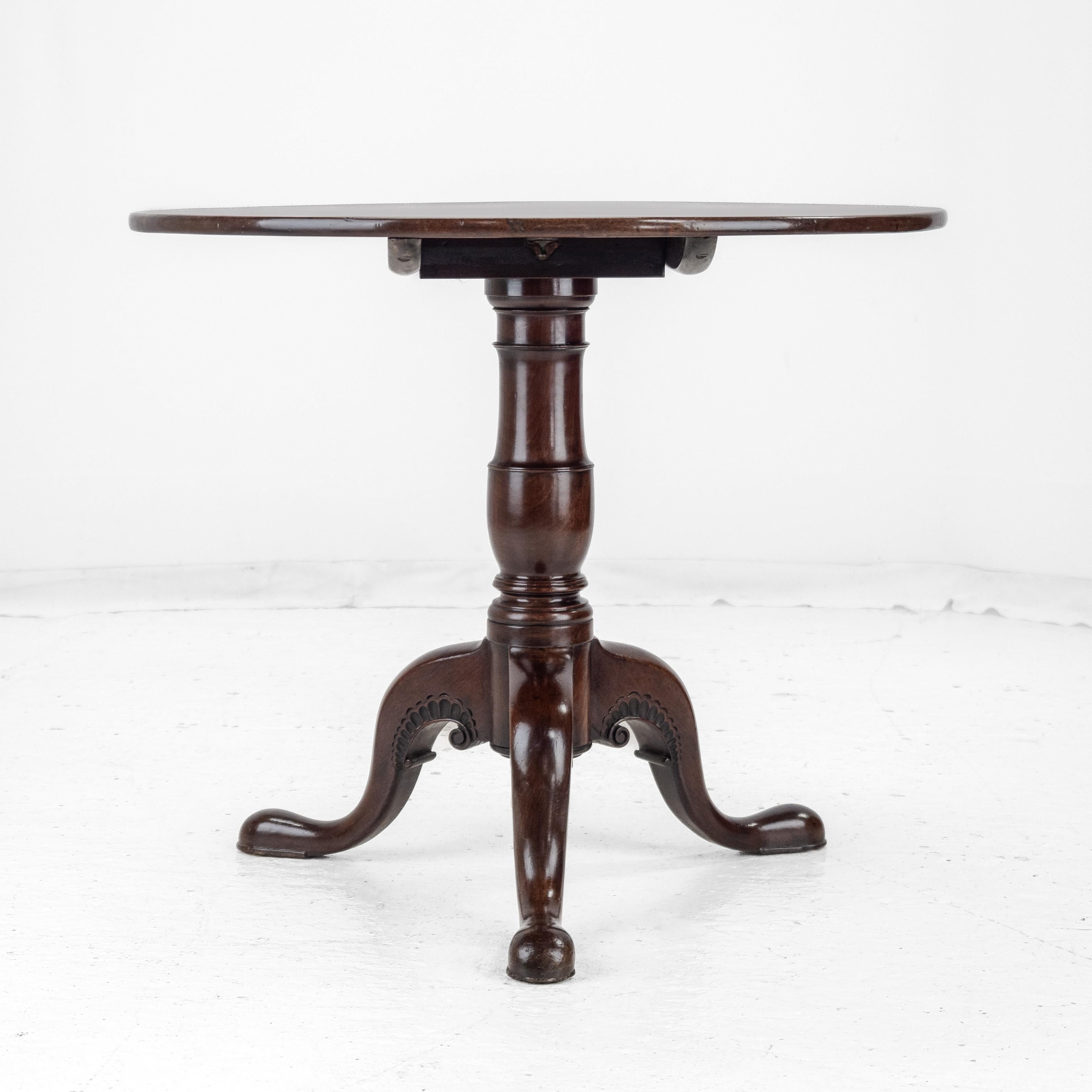 Irish George II Carved Mahogany Tripod Tilt-top Supper Table circa 1750 Georgian For Sale 3