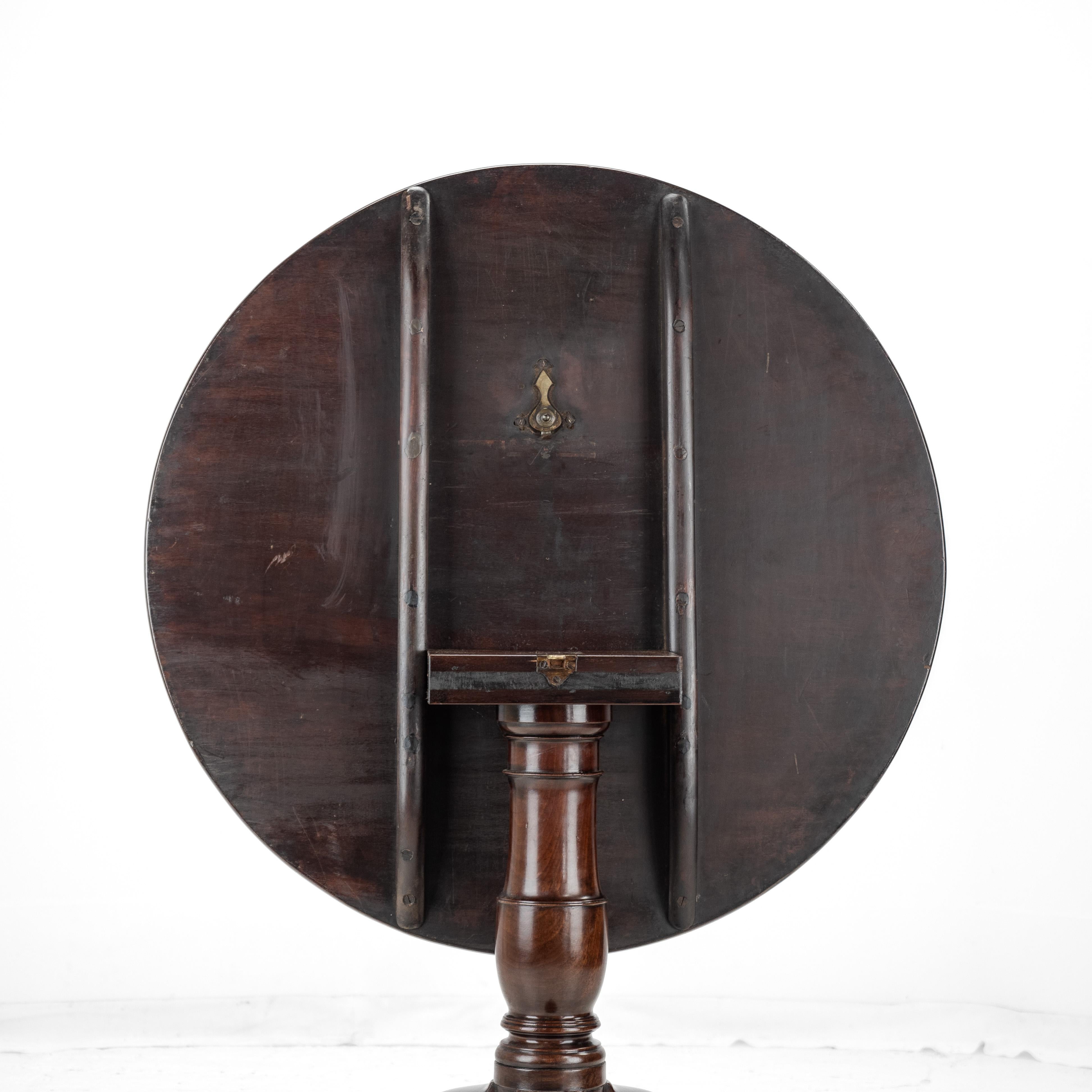 Irish George II Carved Mahogany Tripod Tilt-top Supper Table circa 1750 Georgian For Sale 14
