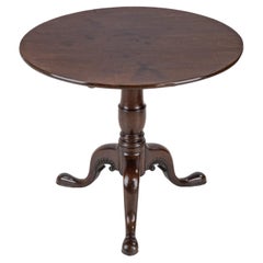 Irischer geschnitzter Mahagoni-Dreibein-Tisch mit kippbarer Tischplatte um 1750 (georgianischer La