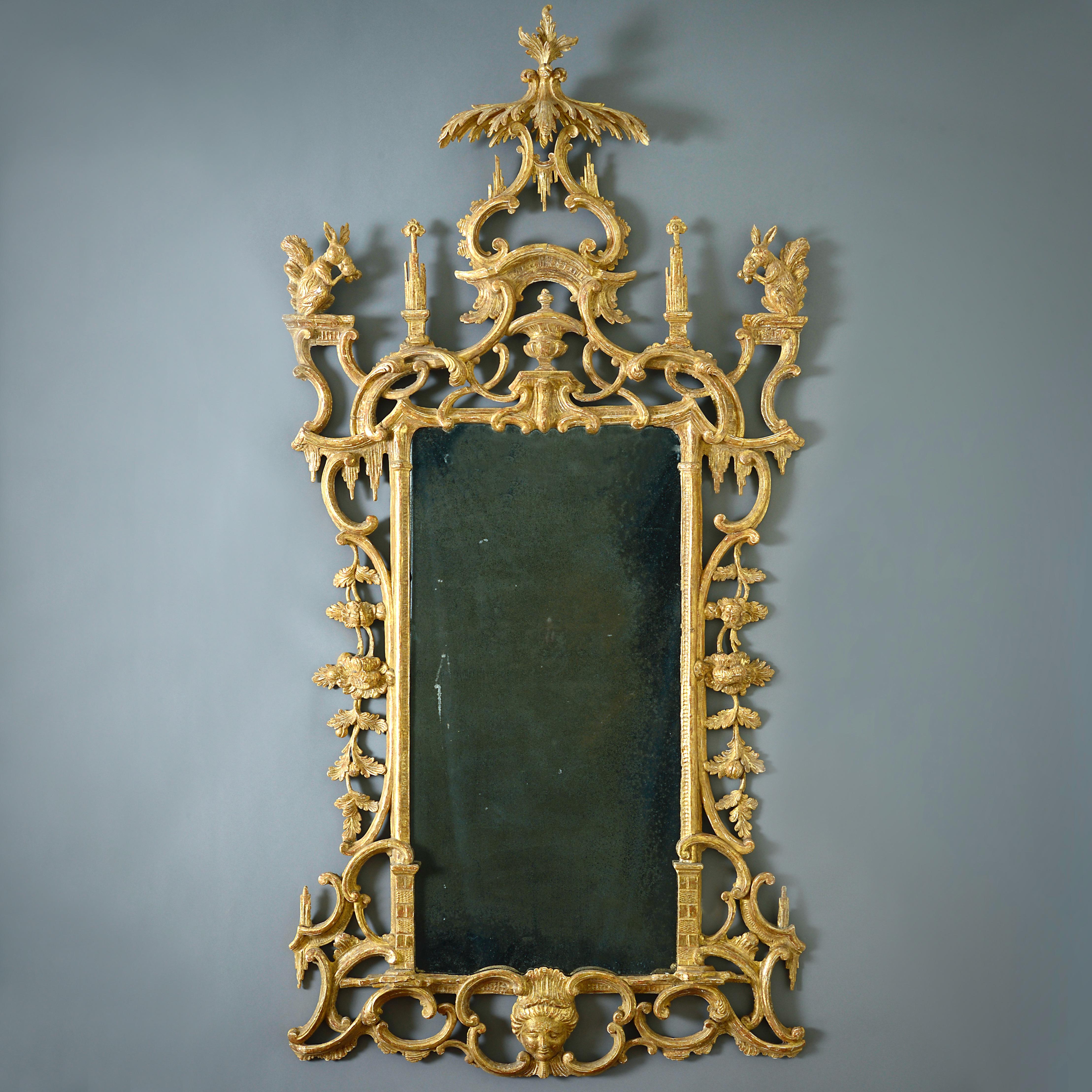 MIROIR À ÉCUREUIL EN BOIS DORÉ IRLANDAIS DE GEORGE II, VERS 1755.

Le cadre sculpté de rinceaux et d'une Rocaille avec un cimier feuillu flanqué d'écureuils, le tablier centré d'un masque.


Ce miroir appartient à un groupe distinctif de miroirs